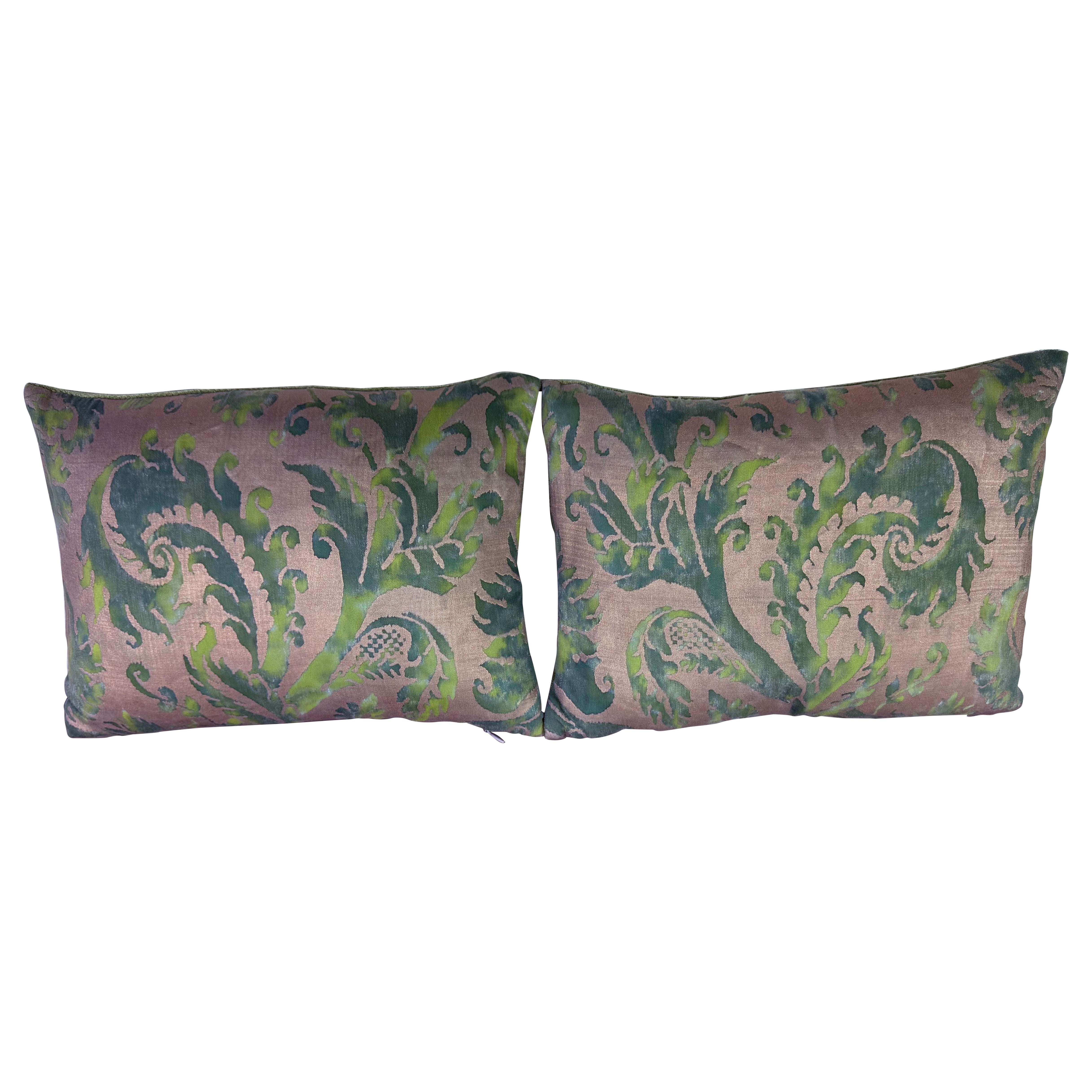 Paire de coussins en textile de Fortuny avec dos en velours
