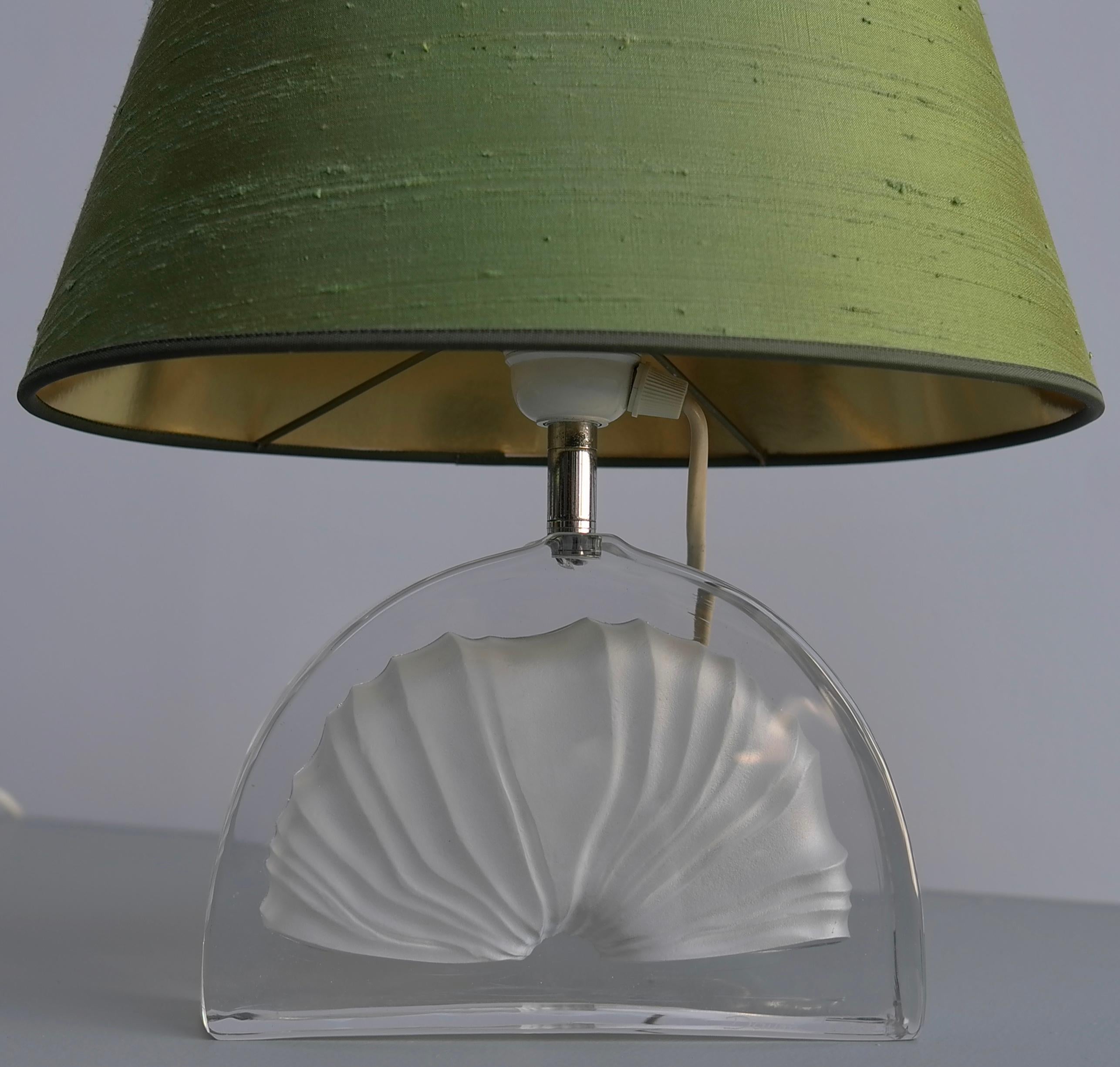 Paire de lampes de table de Daum France
Pied de lampe en cristal de forme semi-circulaire, avec motif de fossile. Les nuances sont en fine soie verte.
Les deux sont signés 