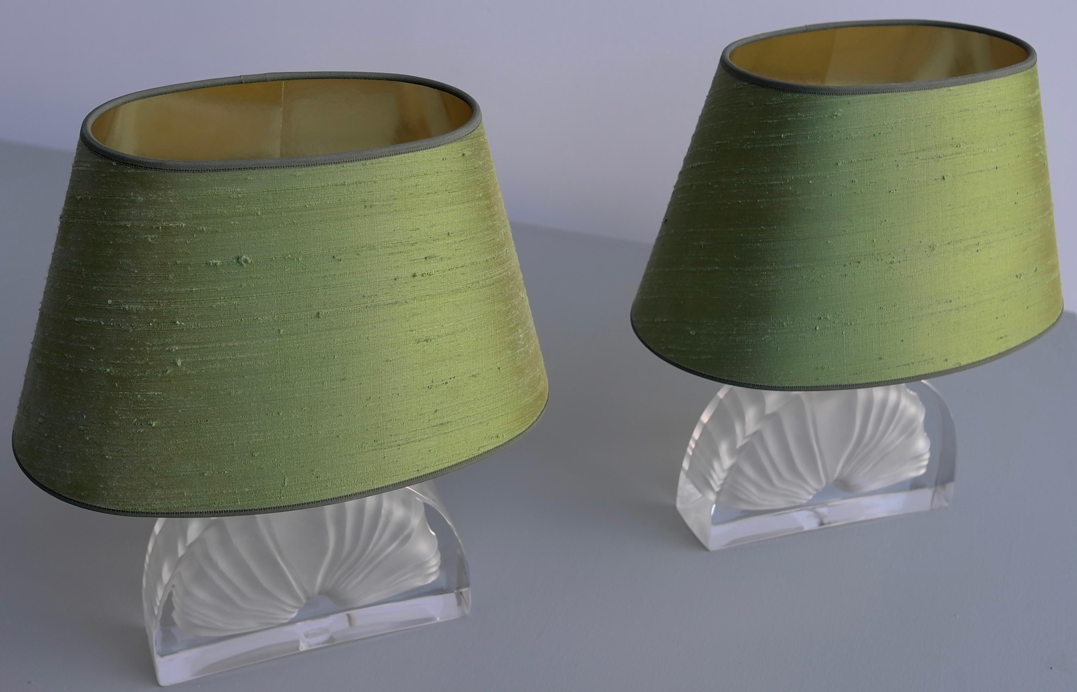 Mid-Century Modern Paire de lampes de bureau en cristal de coquillage fossile avec abat-jour en soie verte par Daum France en vente