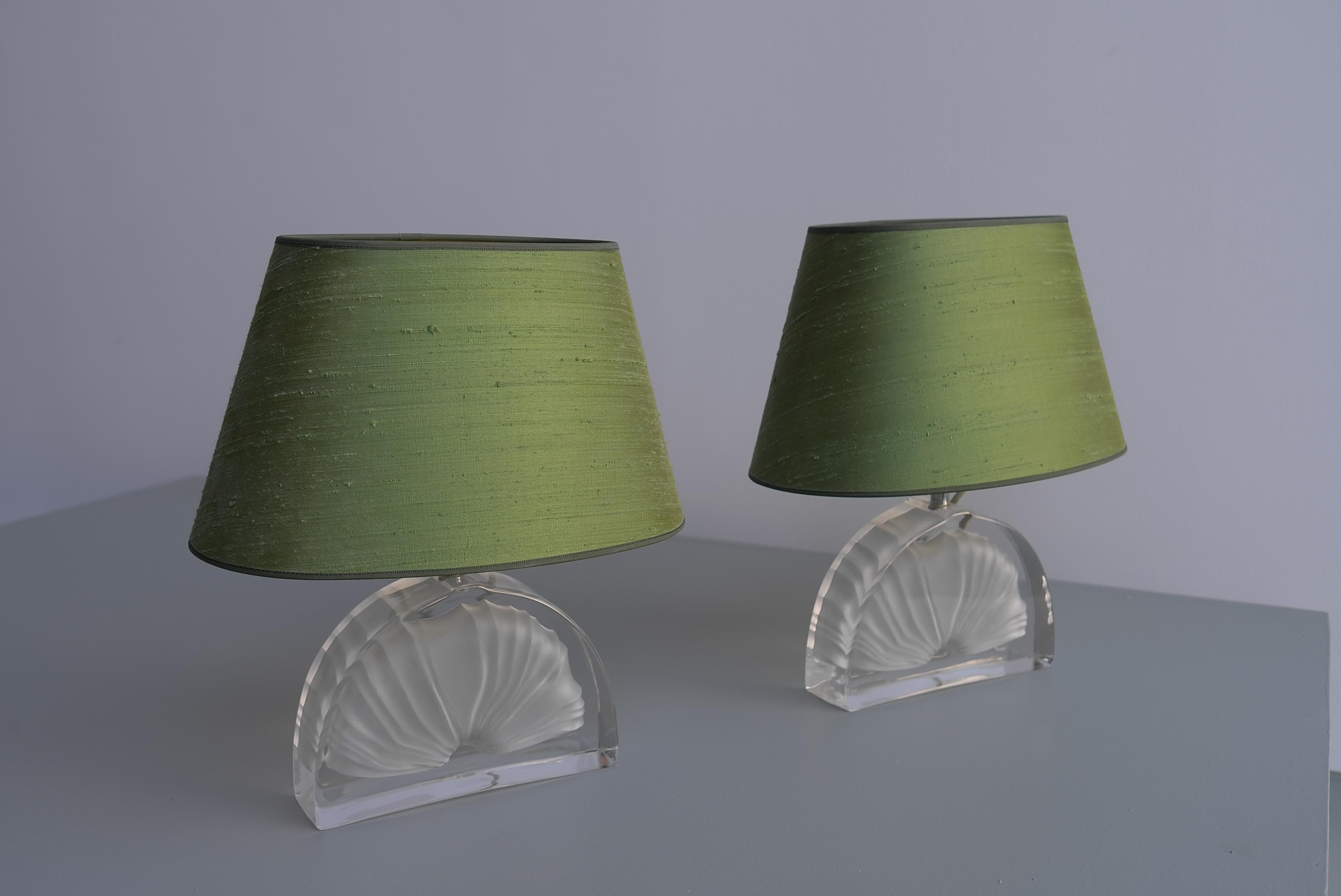 Français Paire de lampes de bureau en cristal de coquillage fossile avec abat-jour en soie verte par Daum France en vente