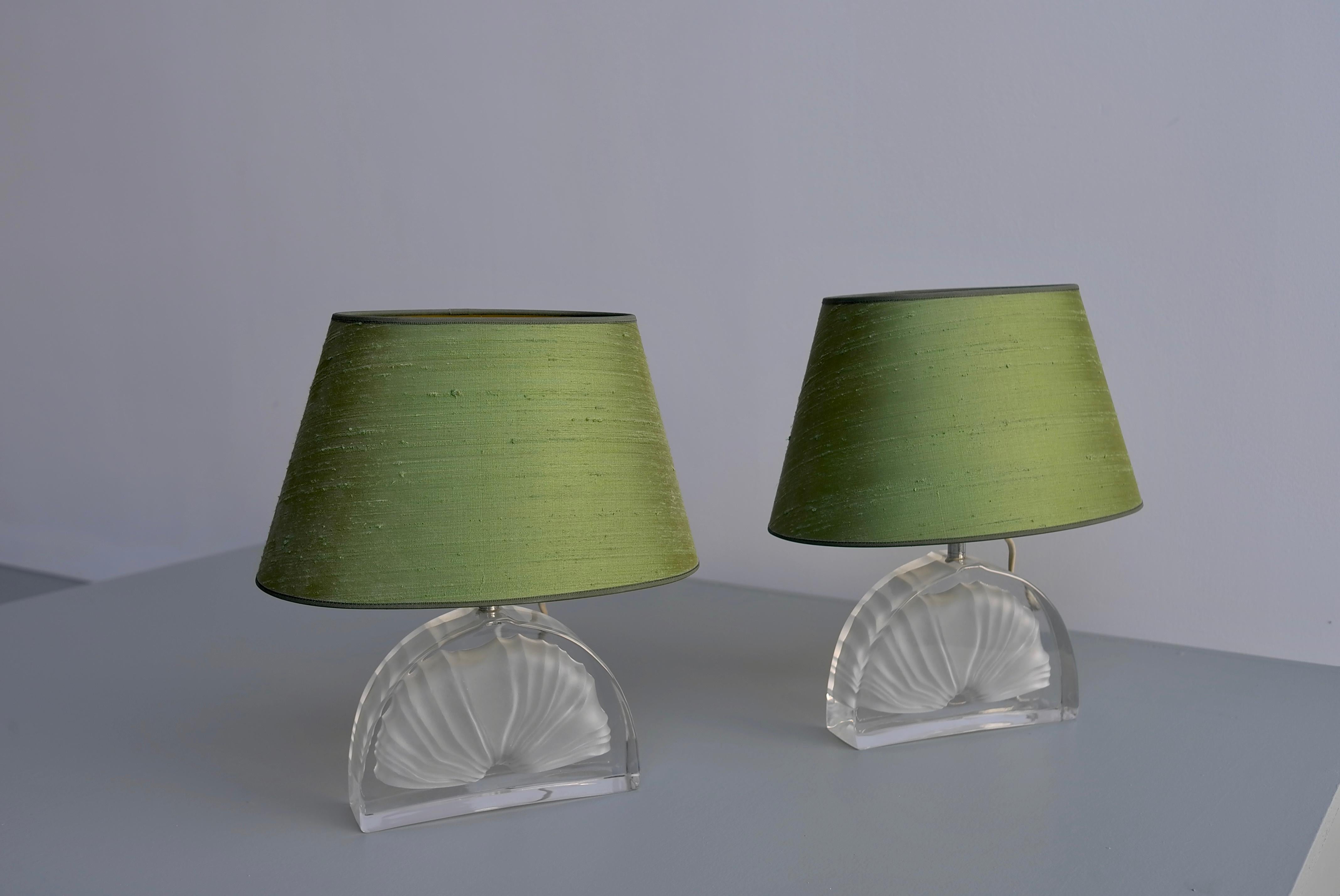 French Pair of Fossil Shell Crystal Table Lamps with Green Silk Shades by Daum France For Sale