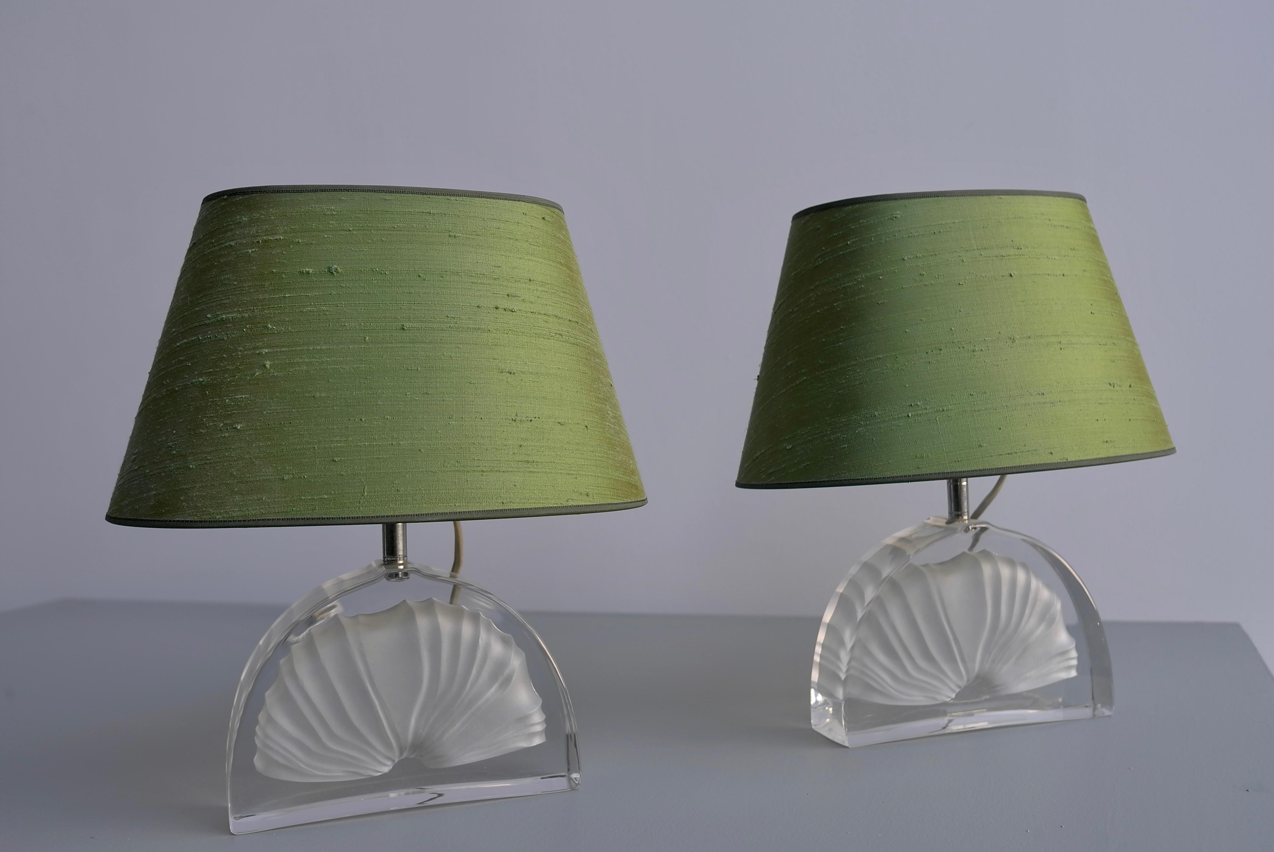 Milieu du XXe siècle Paire de lampes de bureau en cristal de coquillage fossile avec abat-jour en soie verte par Daum France en vente