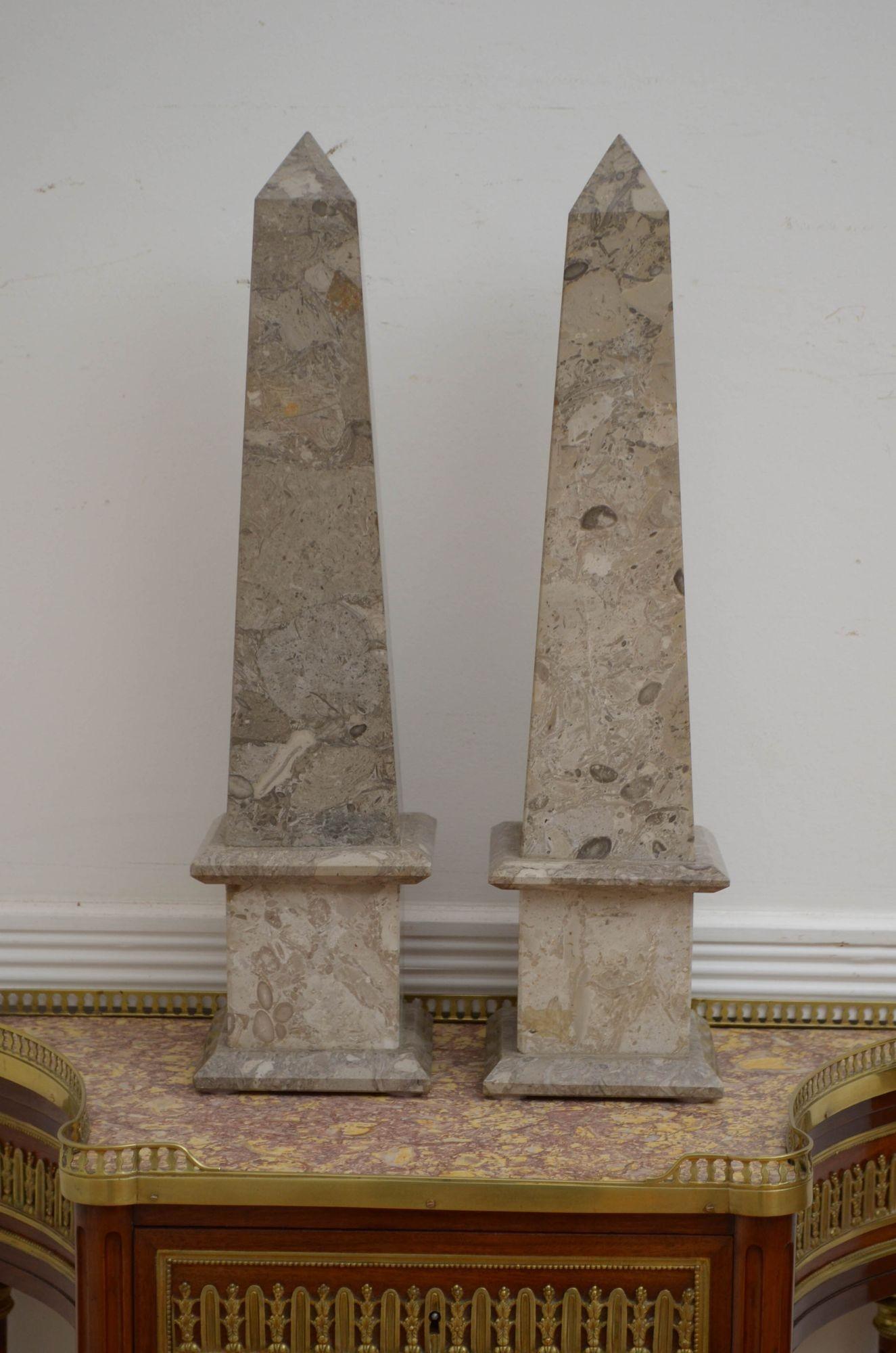 Sn5384 Excellent pair of very stylish grey fossilised marble obelisks. All in home ready condition, one small chip to each one. Early Mid-20th Century.
Measures: H22