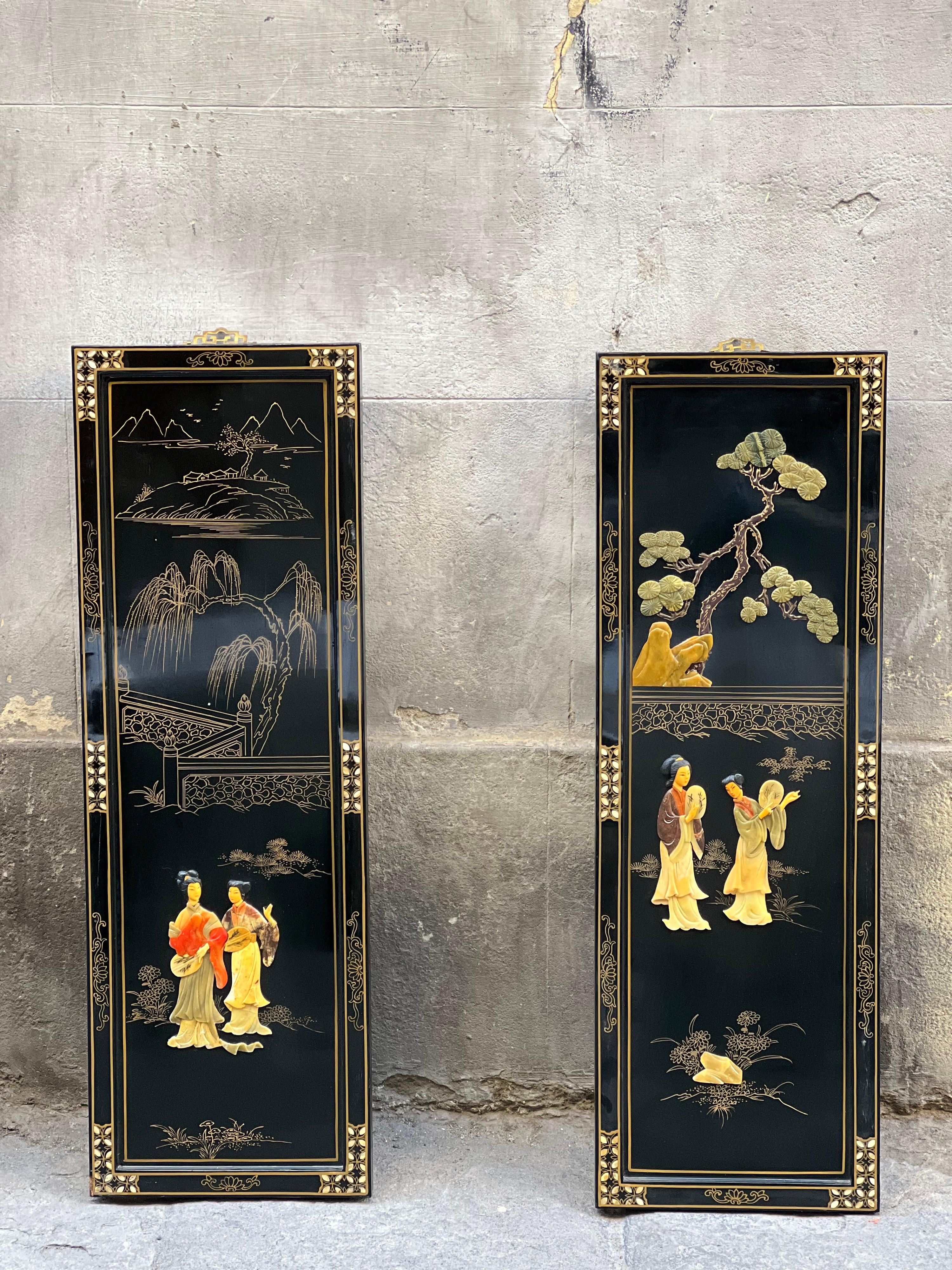 Pair of Four Antique Chinoserie Lacquered Wood Wall Panels with Jade Scenes In Good Condition In Florence, IT