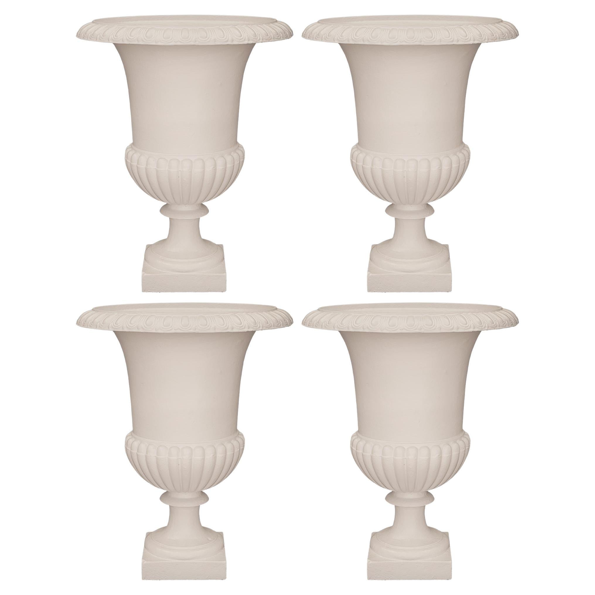 Paire de quatre vases en fonte du milieu du 19e siècle De Medicis