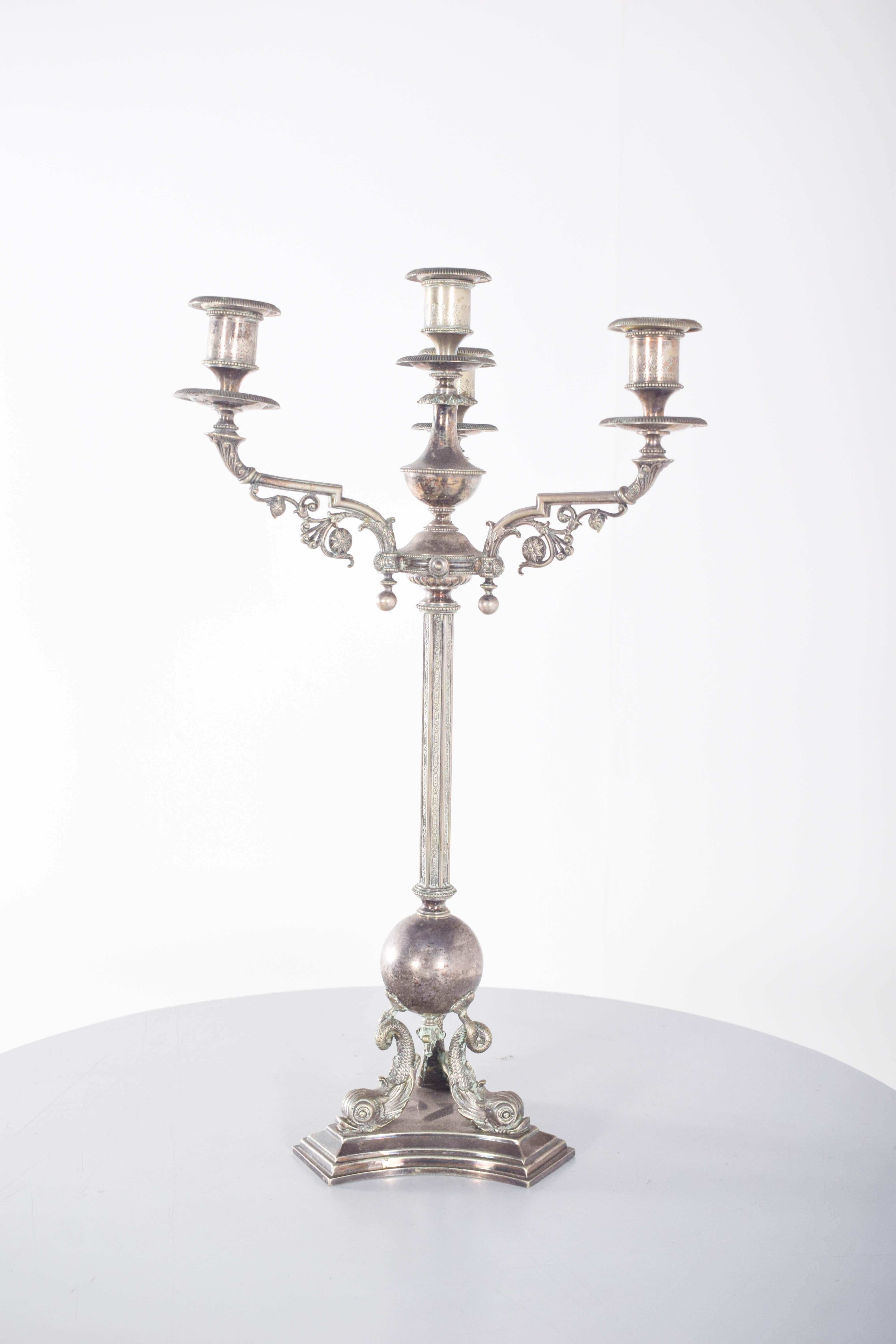 Coppia di candelabri a quattro luci in metallo in vendita 4