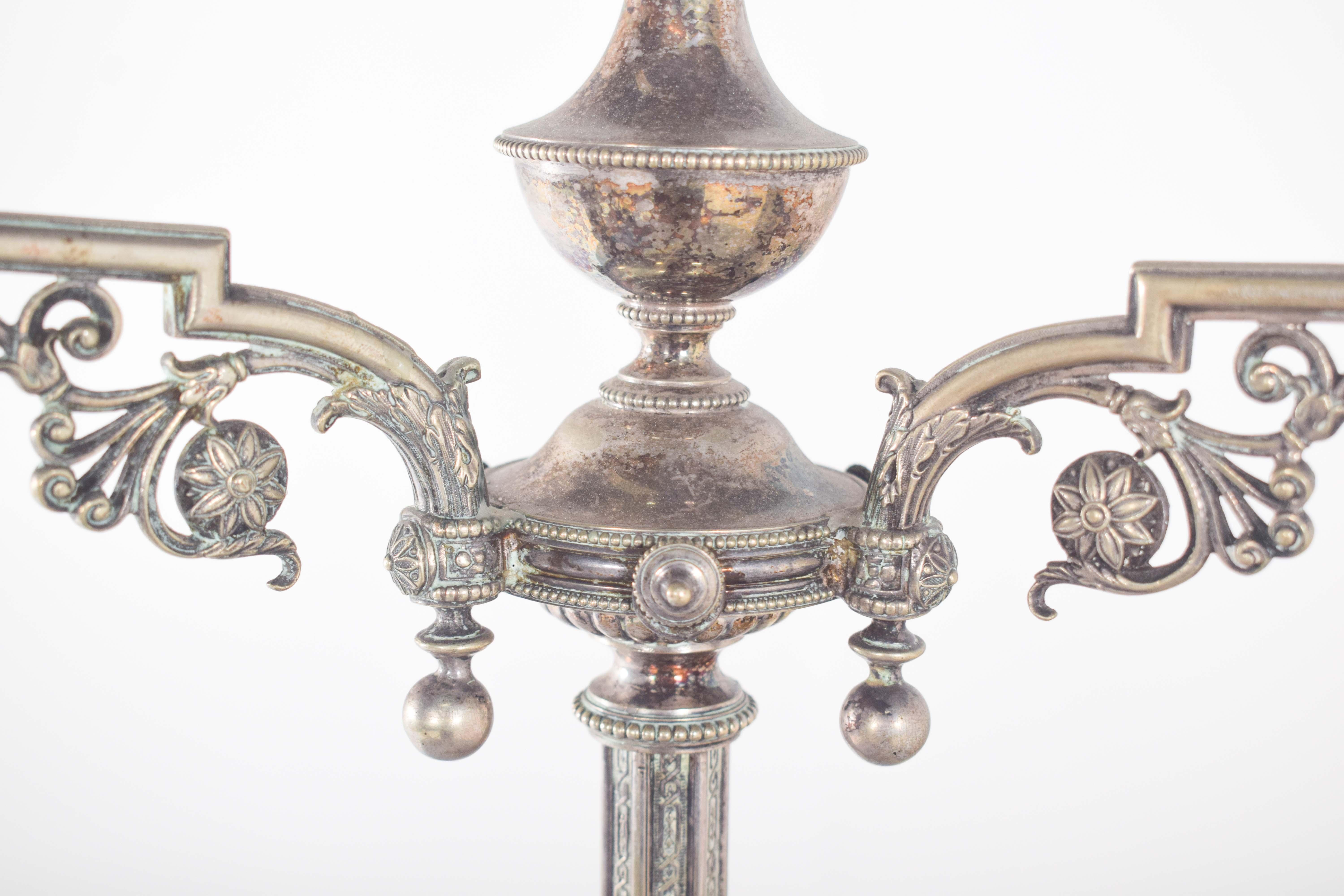 Coppia di candelabri a quattro luci in metallo in vendita 5