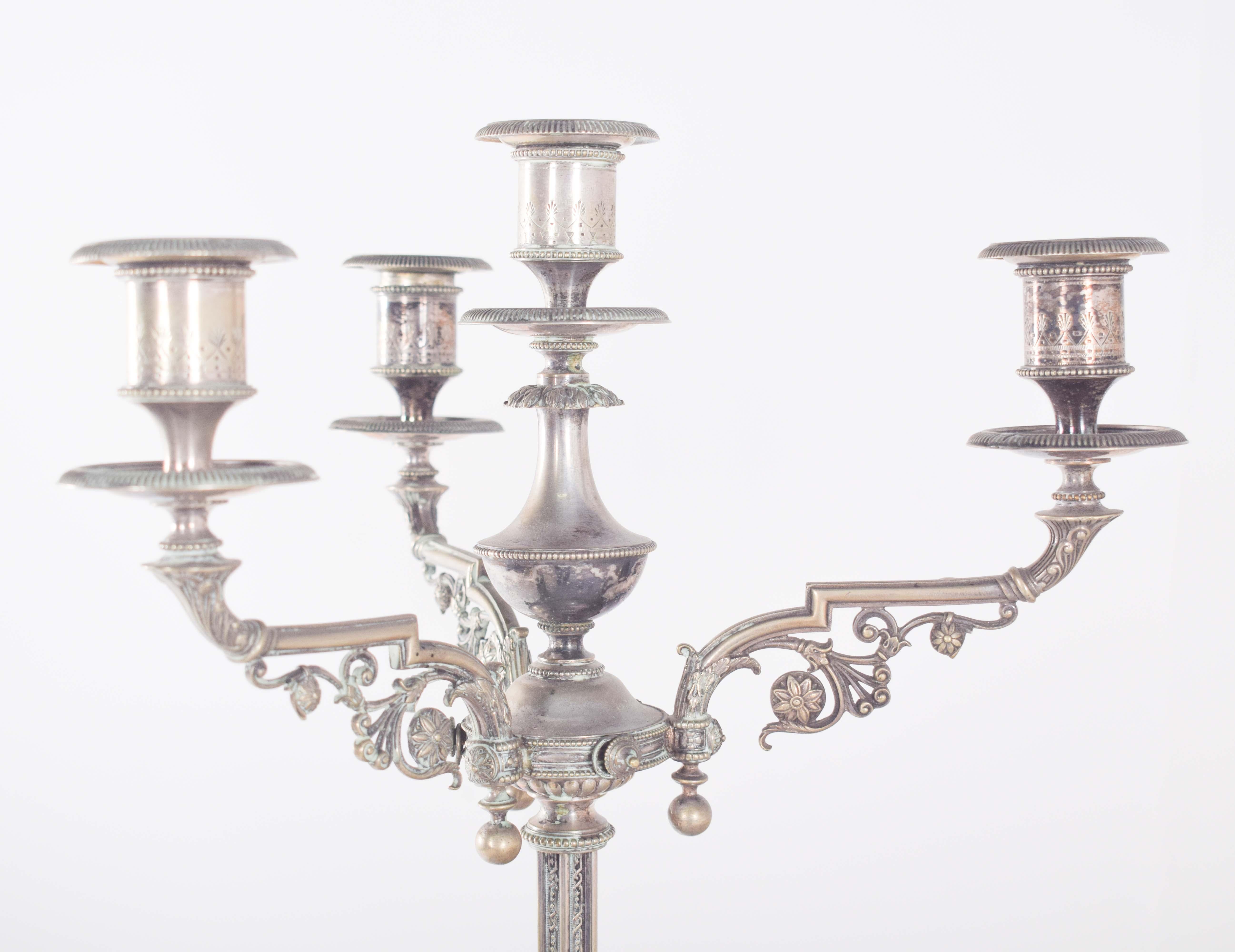 Vittoriano Coppia di candelabri a quattro luci in metallo in vendita