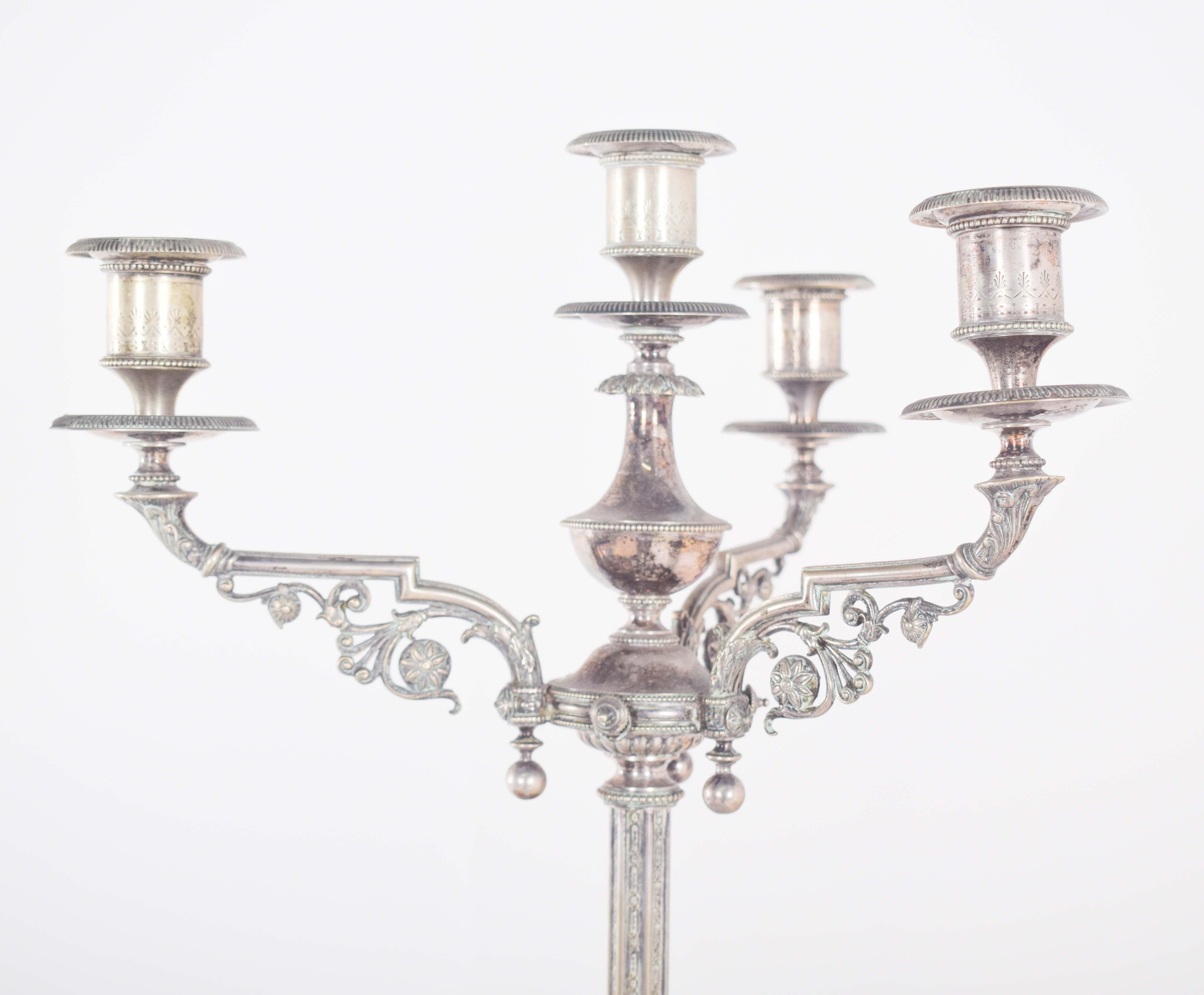 Portoghese Coppia di candelabri a quattro luci in metallo in vendita