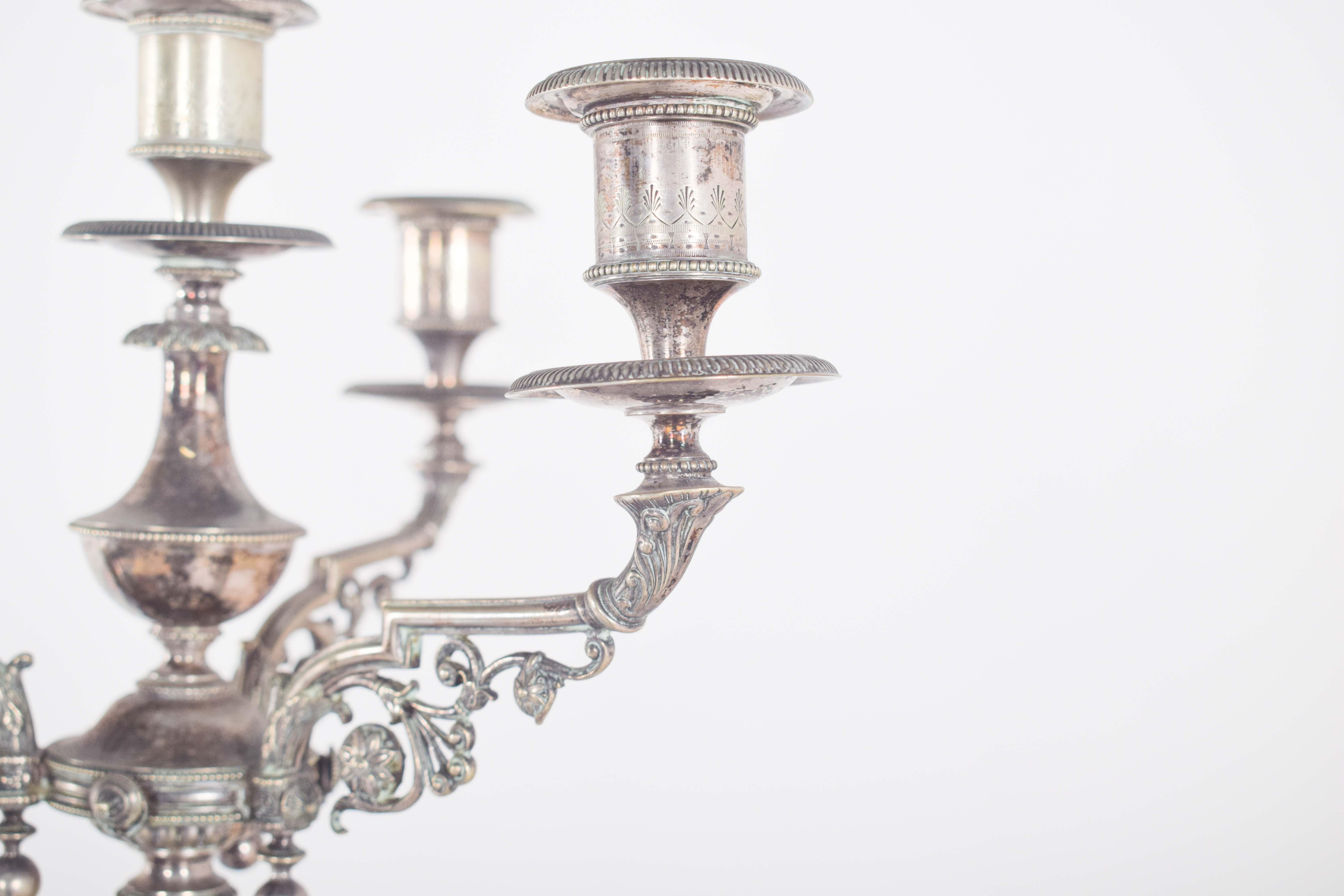 Inizio XX secolo Coppia di candelabri a quattro luci in metallo in vendita