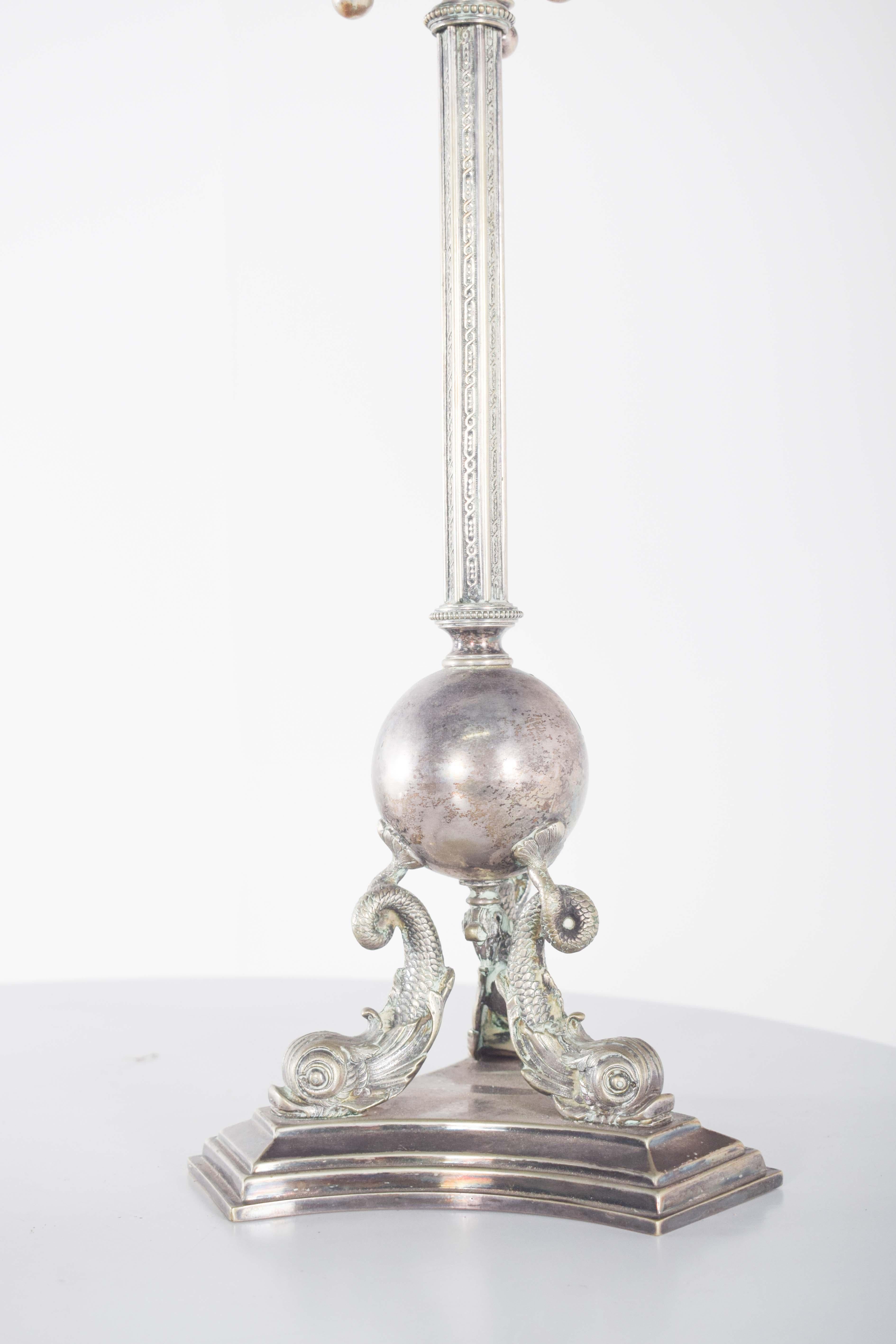 Coppia di candelabri a quattro luci in metallo in vendita 2