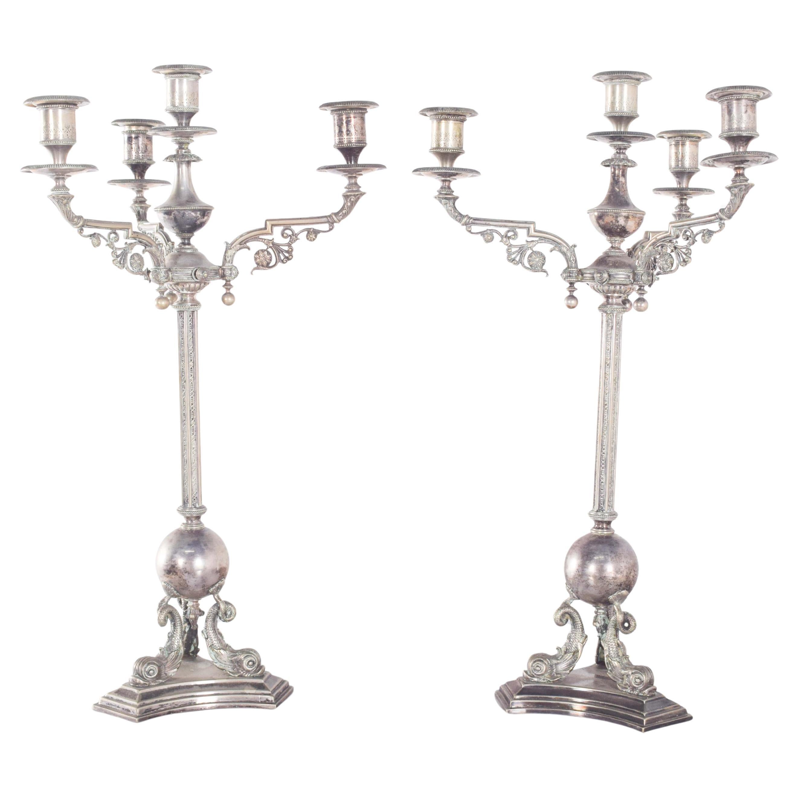 Paire de candélabres à quatre lumières en métal