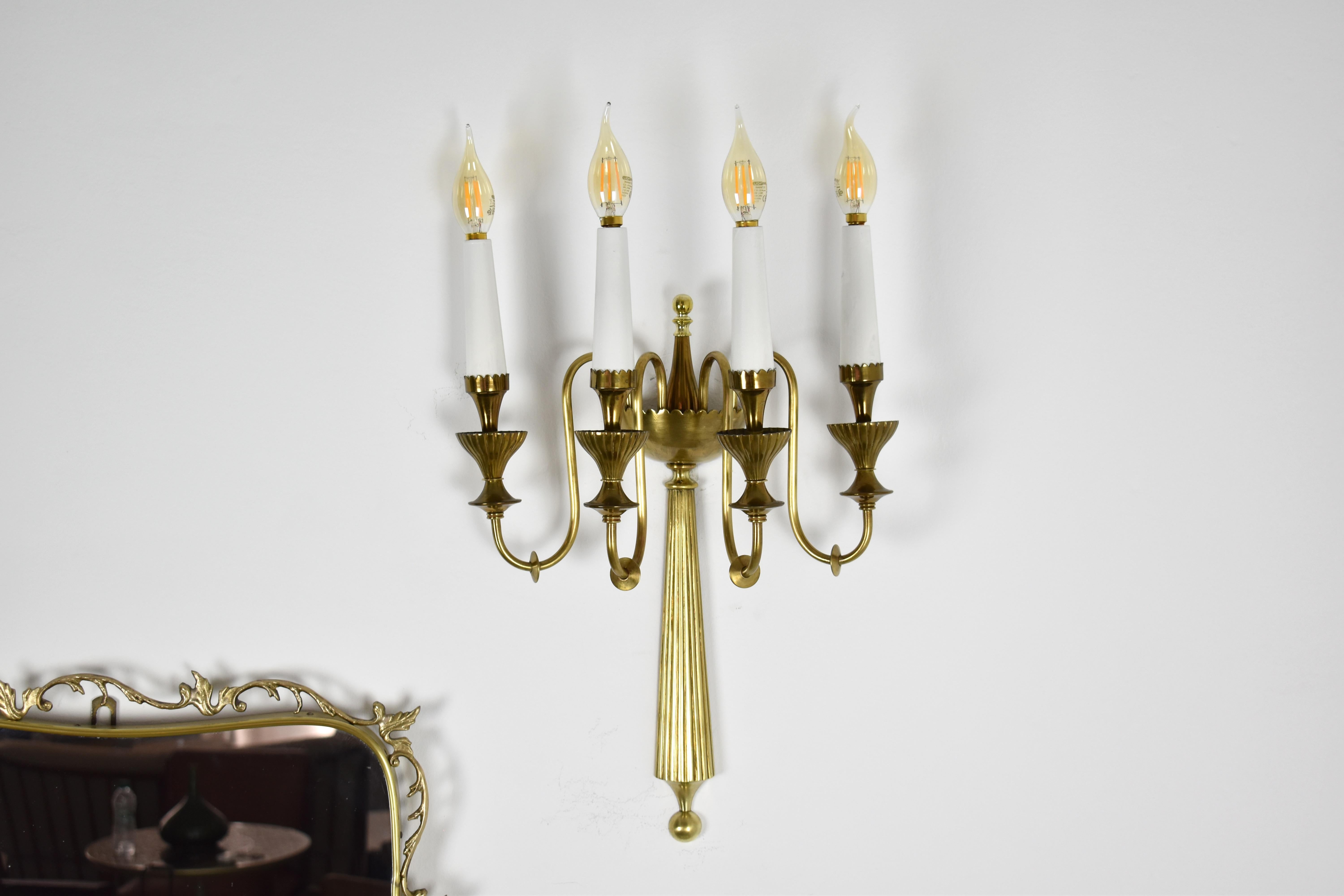 Pair of Four-Light Italian Brass Candelabra Sconces, 1940s In Good Condition For Sale In Paris, FR