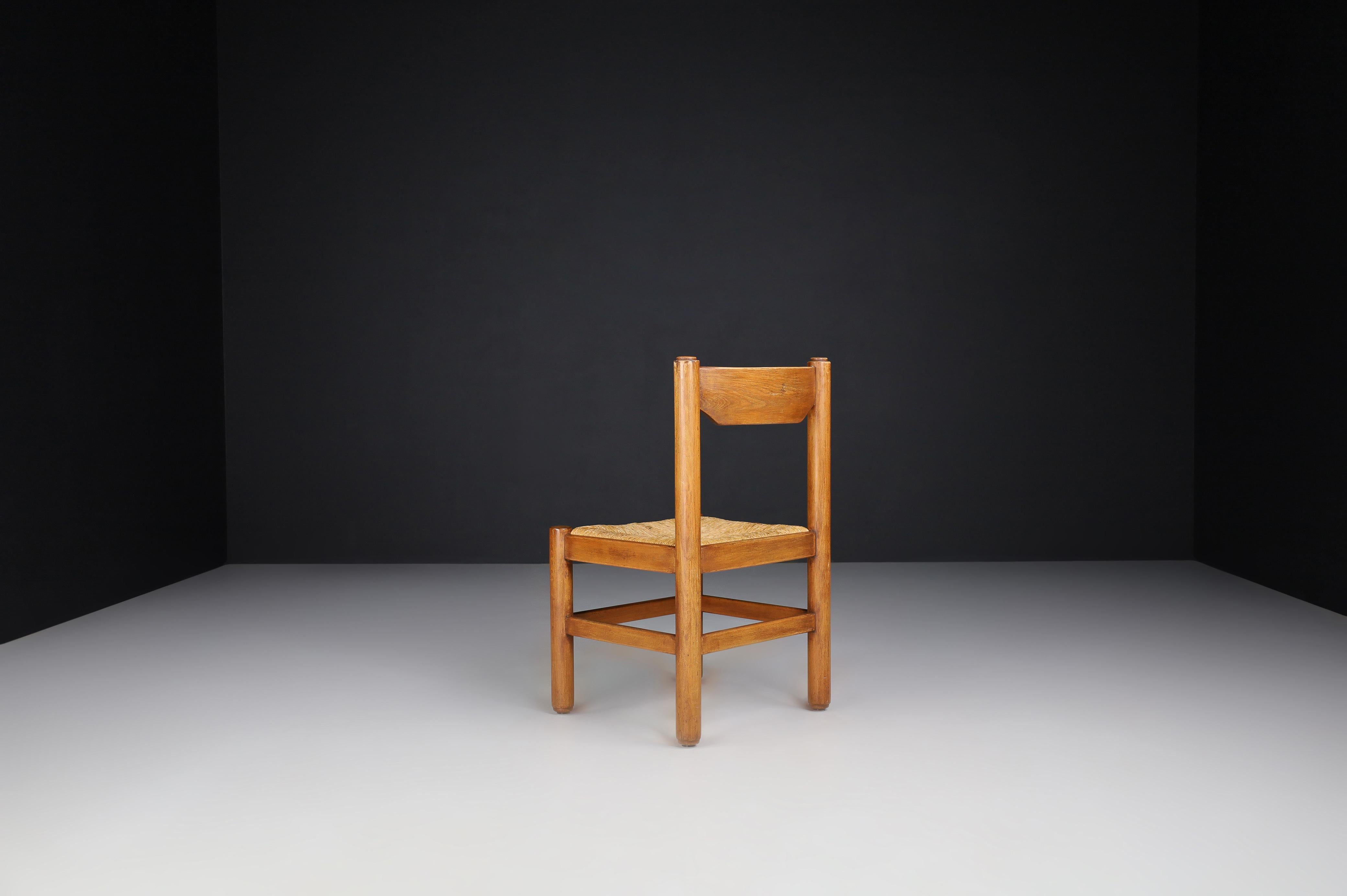 Ein Paar Stühle aus Eiche und Binsen im Stil von Charlotte Perriand, Frankreich 1960 im Zustand „Gut“ im Angebot in Almelo, NL