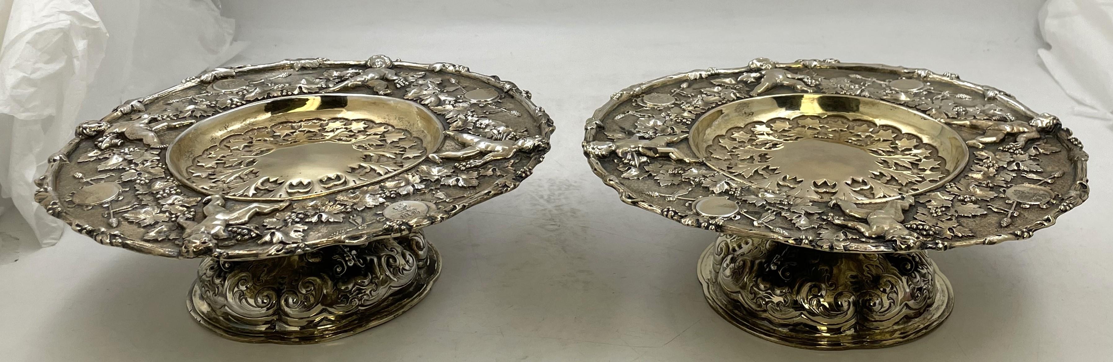 Charles Thomas Fox y George Fox, pareja inglesa de tazzas o compoteras de plata de ley dorada de 1848 (época victoriana). Miden 9 7/8'' de diámetro por 3 1/3'' de altura, pesan 38,2 onzas troy y llevan los sellos que se muestran.

El fundador de la