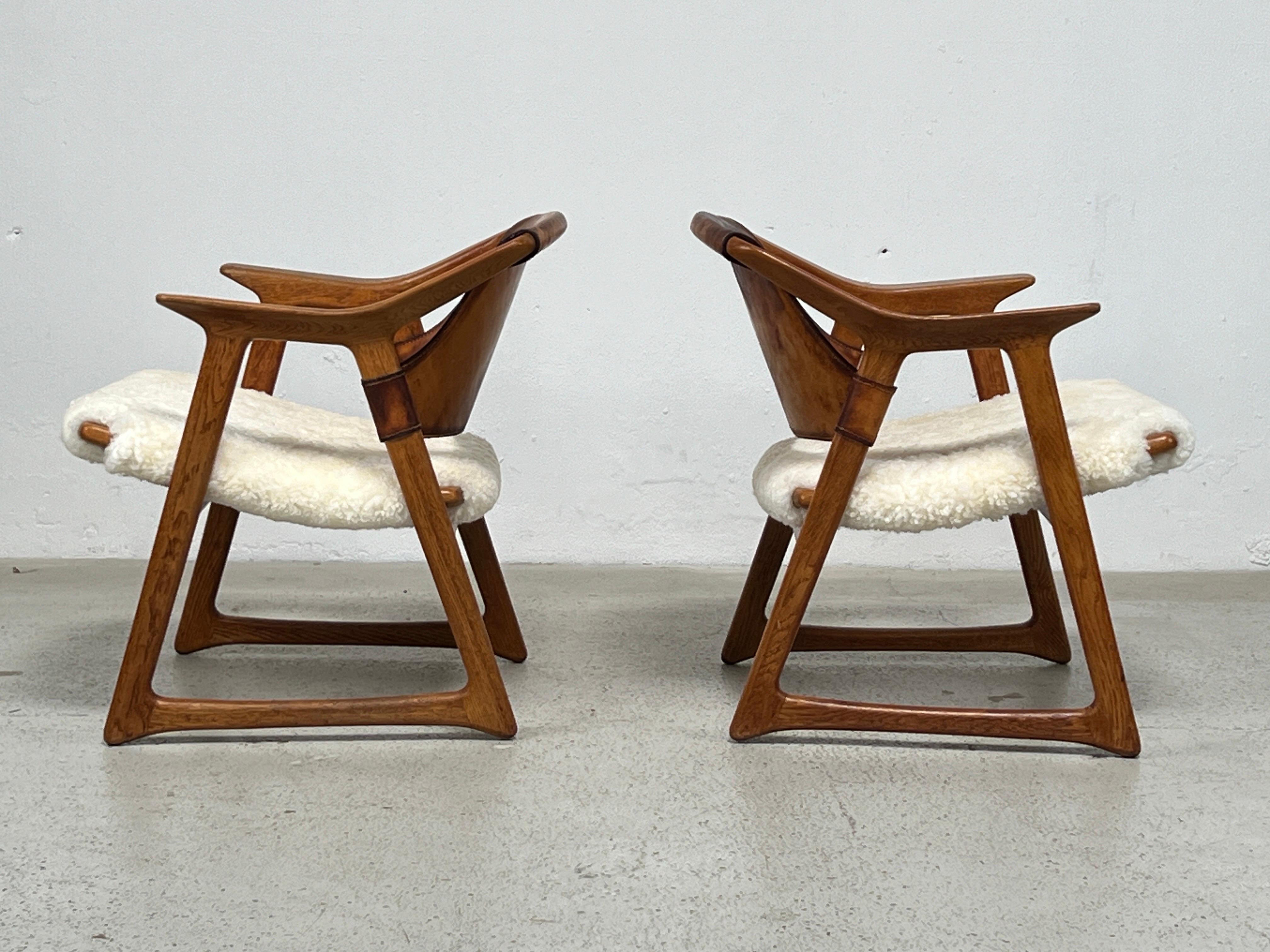 Pair of Fox Chairs by Rolf Hesland  In Good Condition For Sale In Dallas, TX