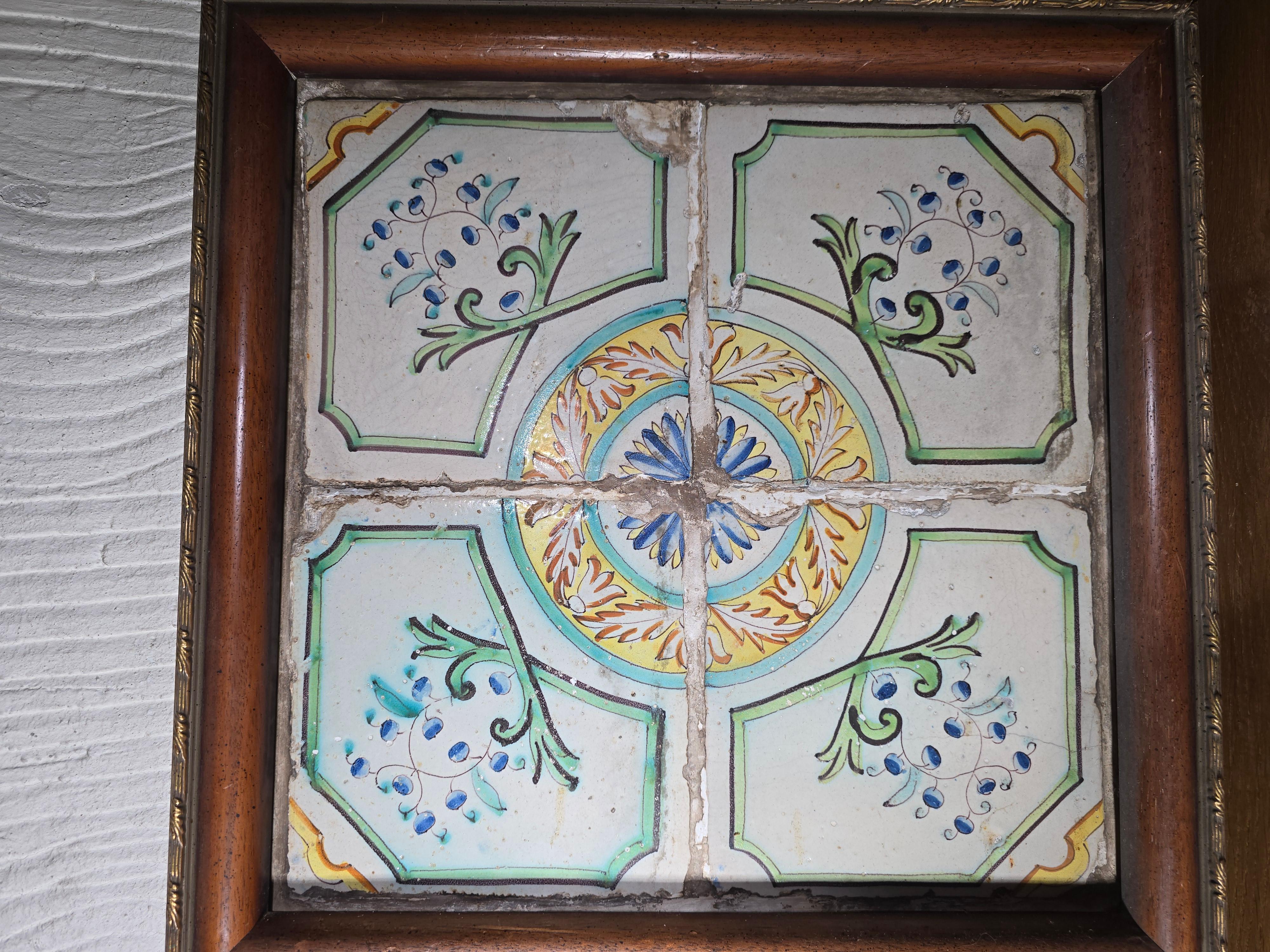 Paire de panneaux décoratifs encadrés représentant d'authentiques carreaux de Talavera espagnols du XVIIe siècle. Ces carreaux magnifiquement conservés témoignent de la riche tradition céramique de Talavera, connue pour ses couleurs éclatantes et