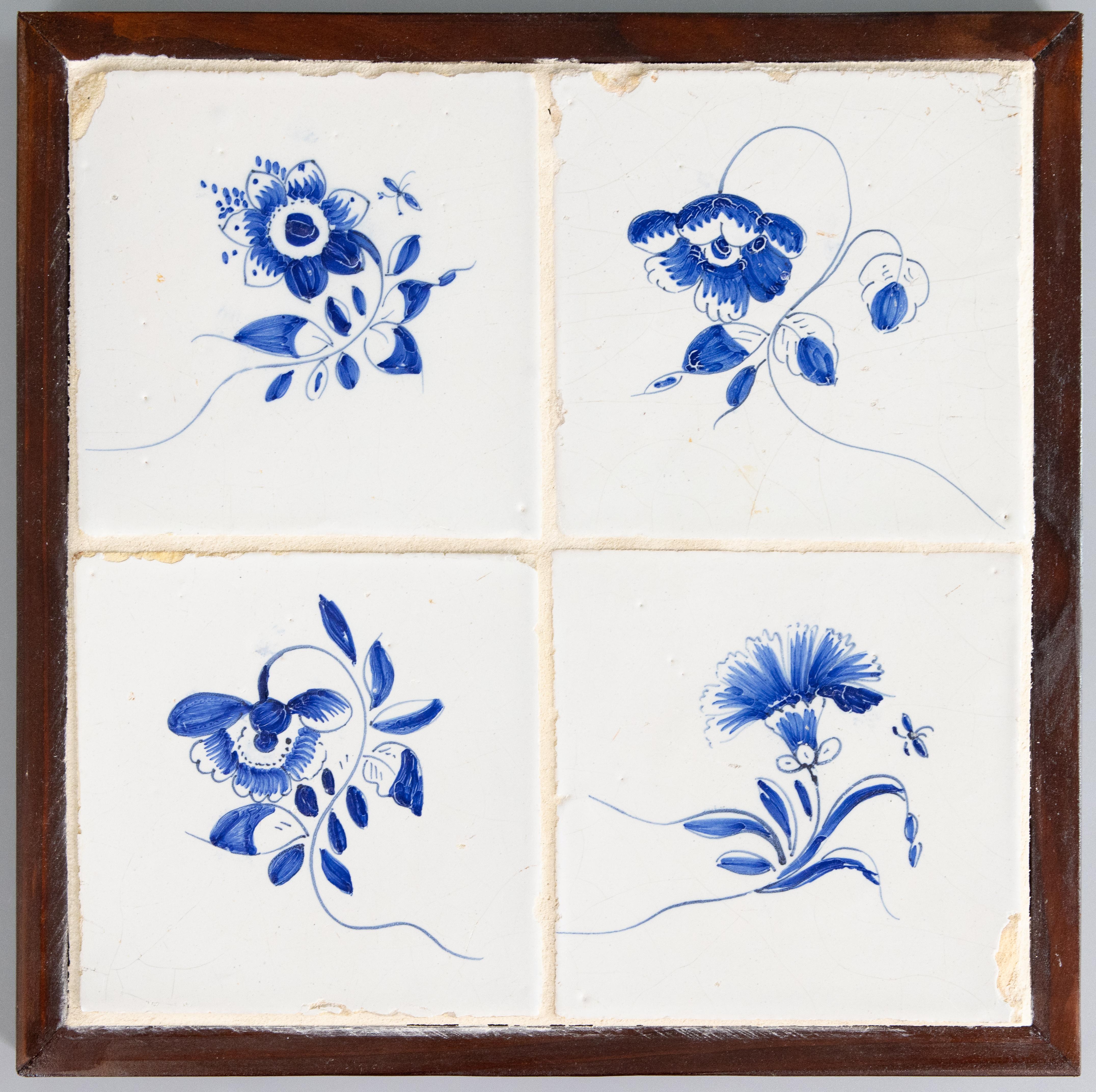 Una bella coppia di antiche piastrelle murali o placche in maiolica olandese di Delft del XVIII secolo incorniciate, tra cui 8 piastrelle floreali, circa 1750. Ogni piastrella è modellata e dipinta a mano con motivi floreali e fogliati, compresi gli