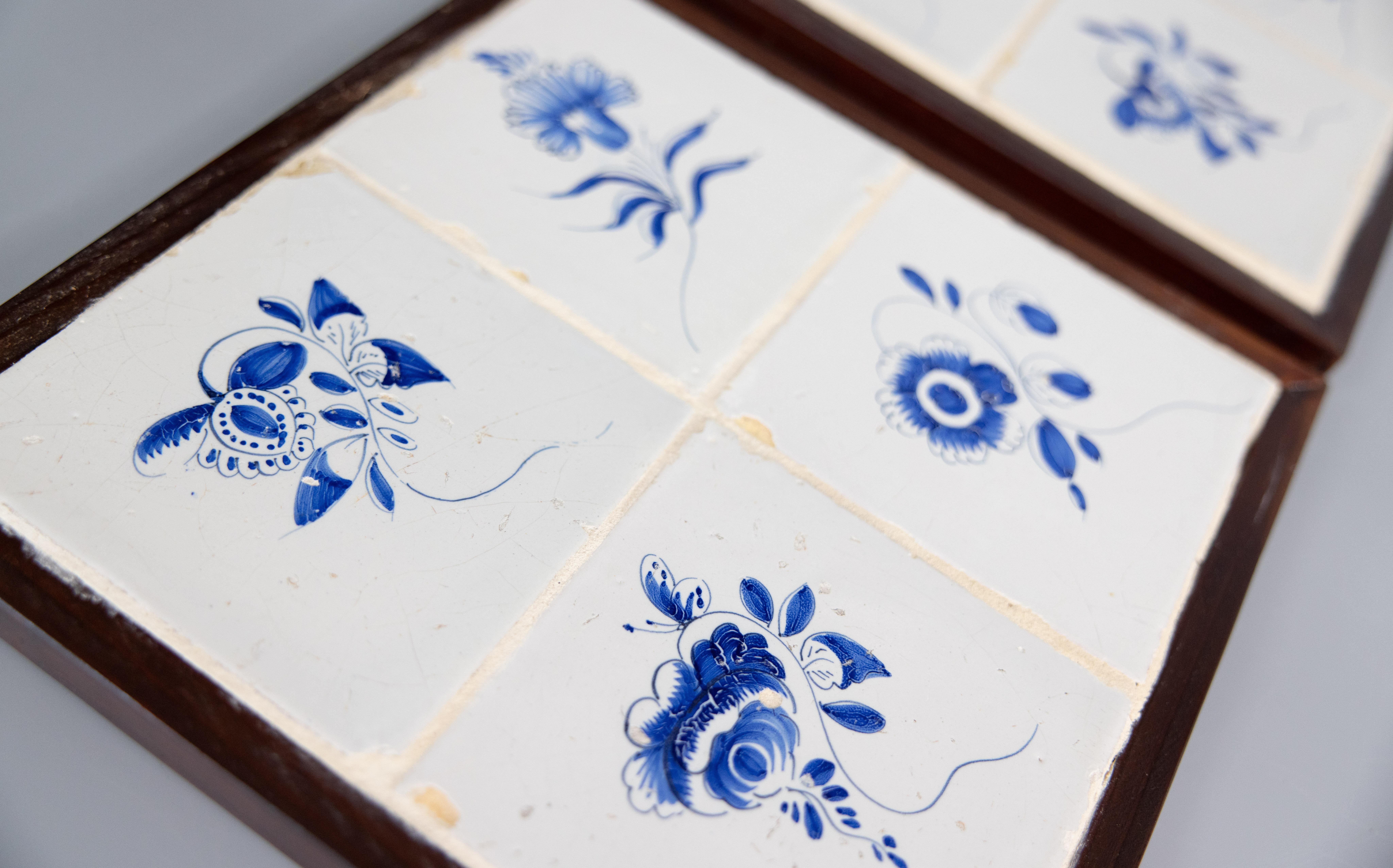 Fino al XVIII secolo Coppia di targhe con cornice del 18° C. olandesi Delft blu e bianche con 8 piastrelle e murales in vendita