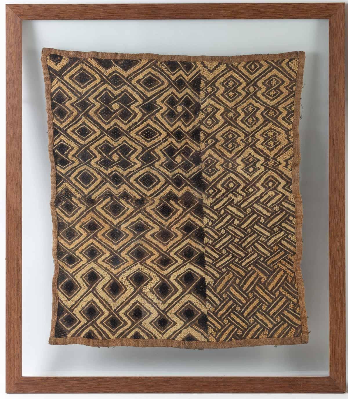 Pair of framed African fabrics, early 20th century.

Measures: H: 55 cm and 72 cm with frame. W: 45 cm and 63 cm with frame. D: 1,5 cm.
