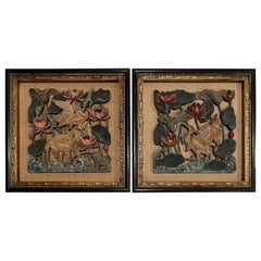 Coppia di pannelli cinesi figurati intagliati e dipinti, con cornice