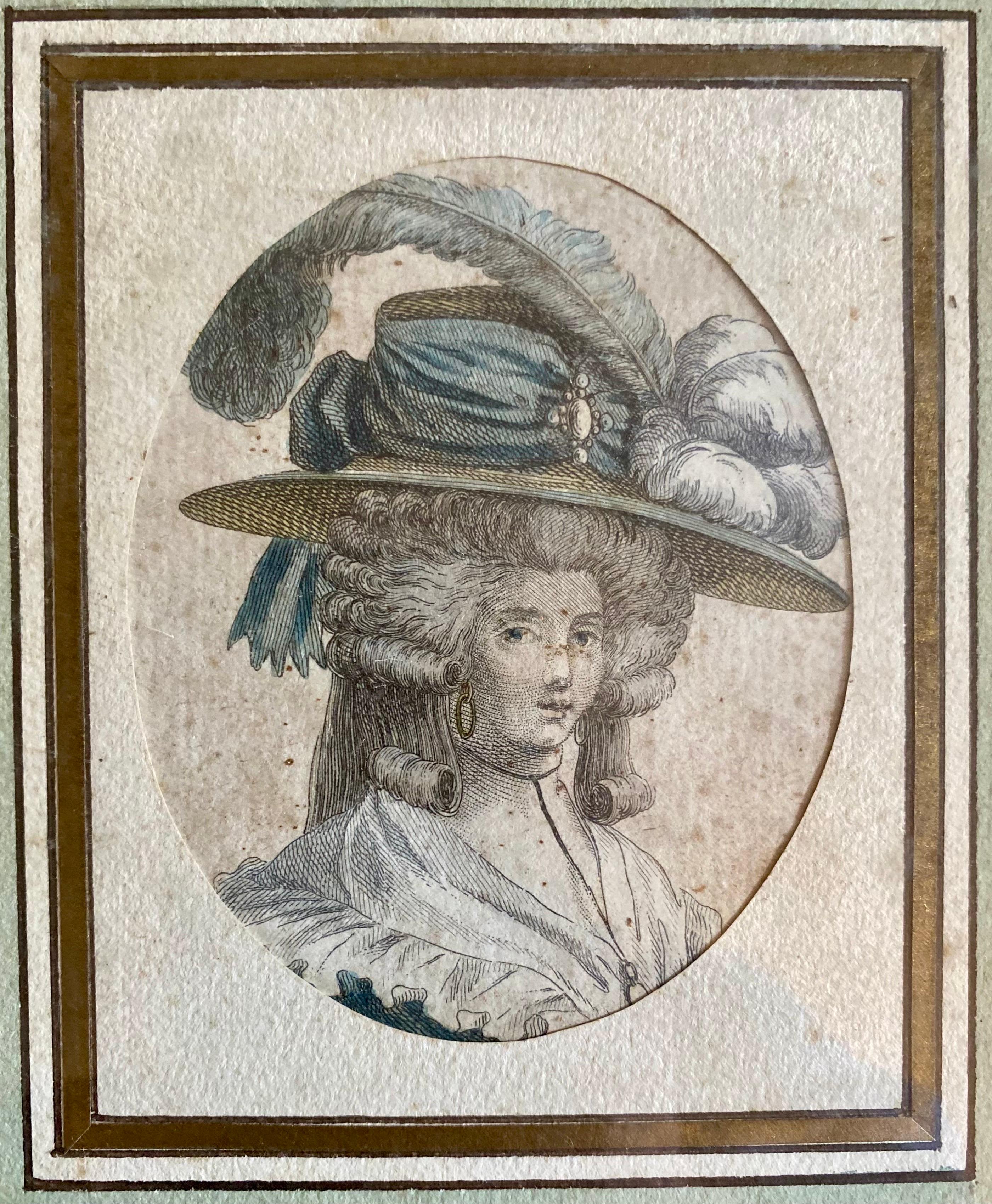 Paar gerahmte Stiche von eleganten Frauen - Mode & Frisur - 18 - Frankreich (Louis XVI.) im Angebot