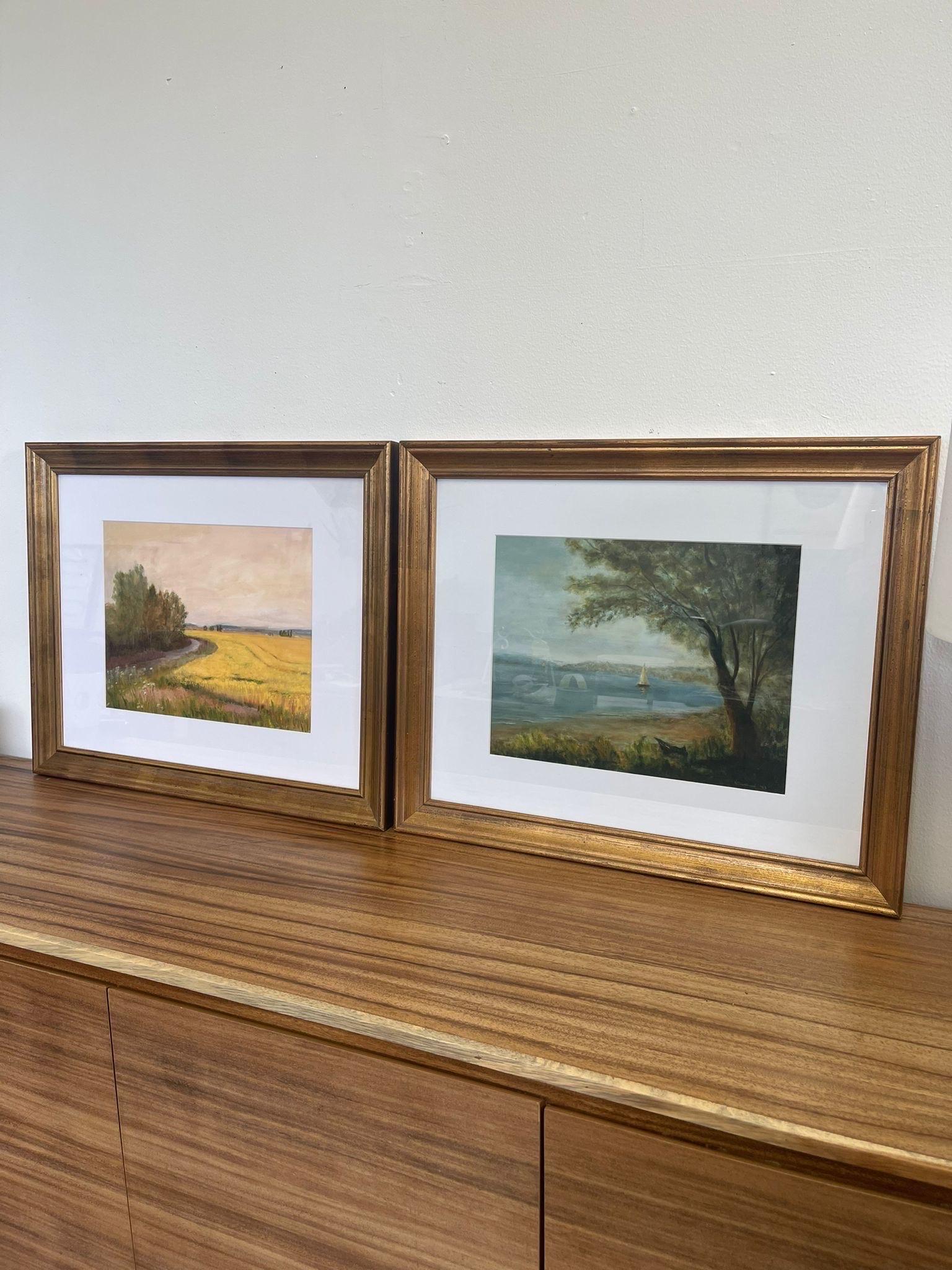 Helen Drummond est une Artistics basée à Seattle, spécialisée dans la peinture à l'huile. Ce couple présente un paysage de plage et un paysage de champs. La marque de l'artiste se trouve au dos de l'œuvre, comme indiqué sur la photo. Encadré et