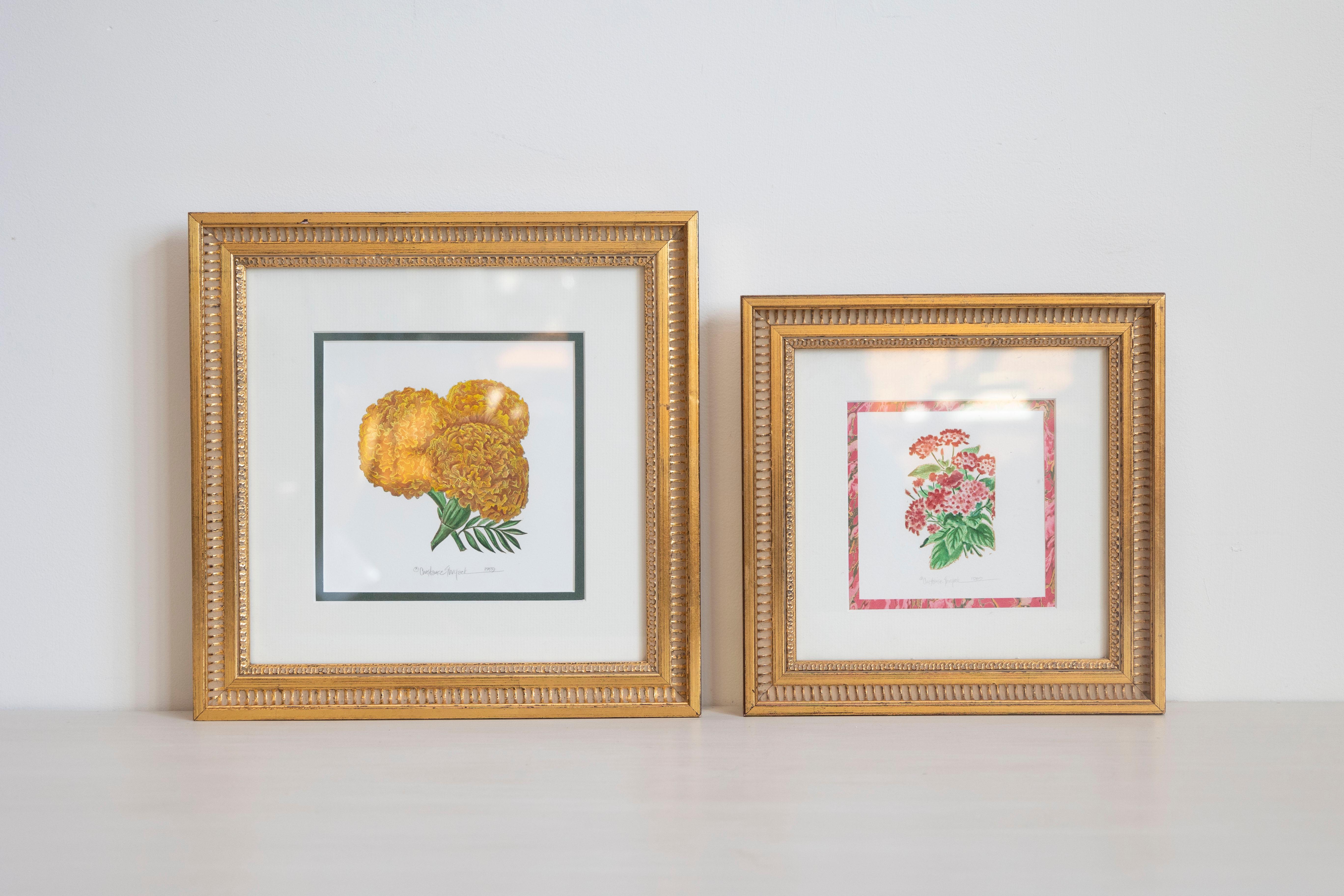 Ein lebhaftes und detailreiches Paar botanischer Drucke der amerikanischen Künstlerin Constance Kumpf, signiert und datiert 1989 und 1990. Diese beeindruckenden Kompositionen zelebrieren die natürliche Schönheit blühender Pflanzen durch lebendige
