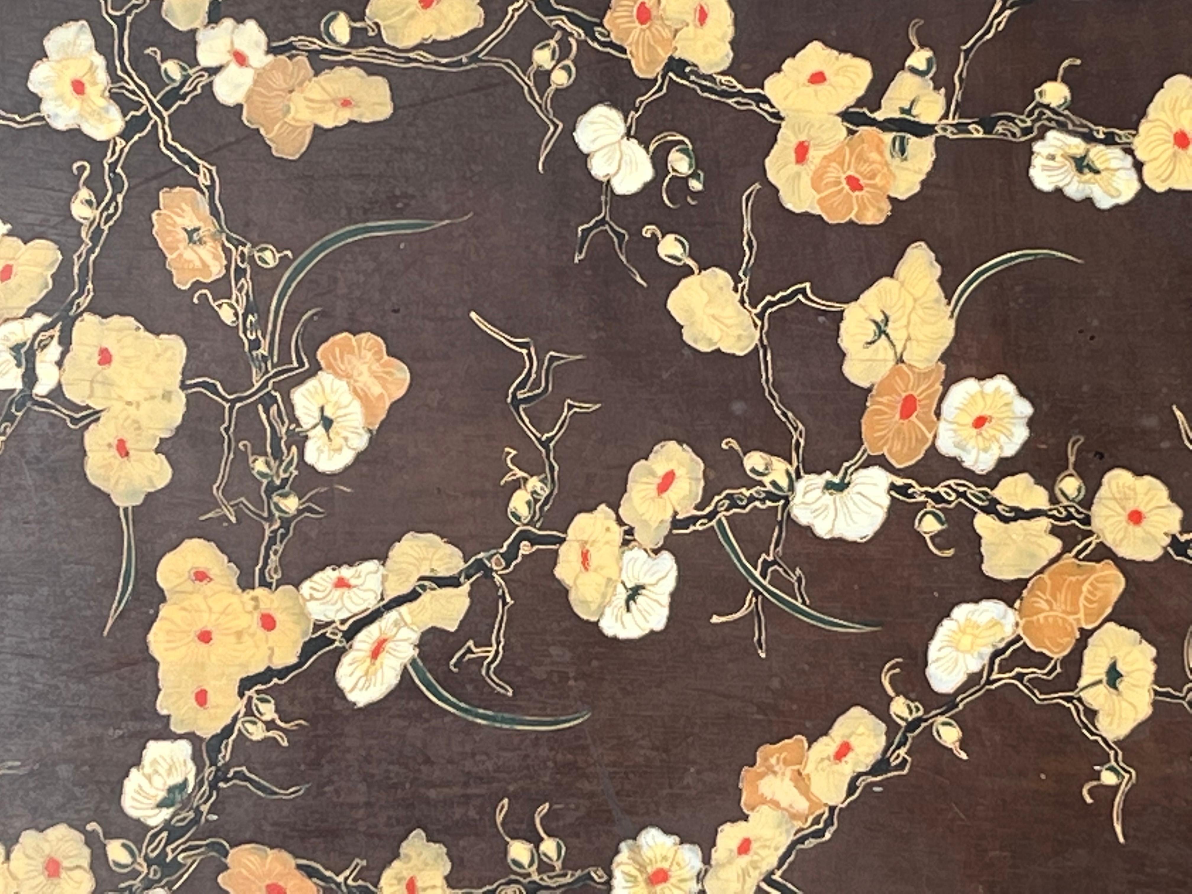 20ième siècle Paire de panneaux en laque brune sur Wood Style Art Nouveau Floral Japonais . en vente