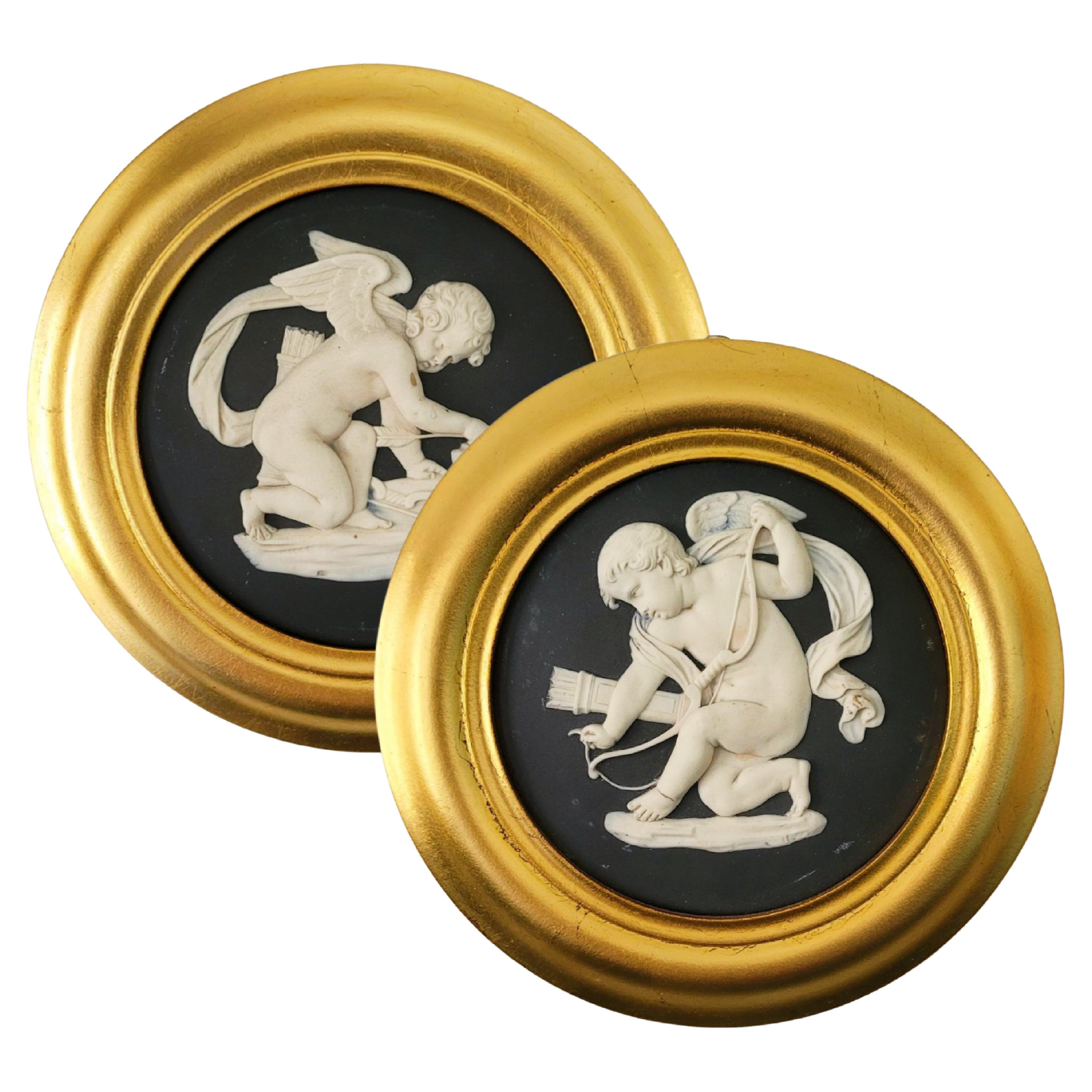 Pareja de redondeles enmarcados en jaspeware negro, Wedgwood, hacia 1920