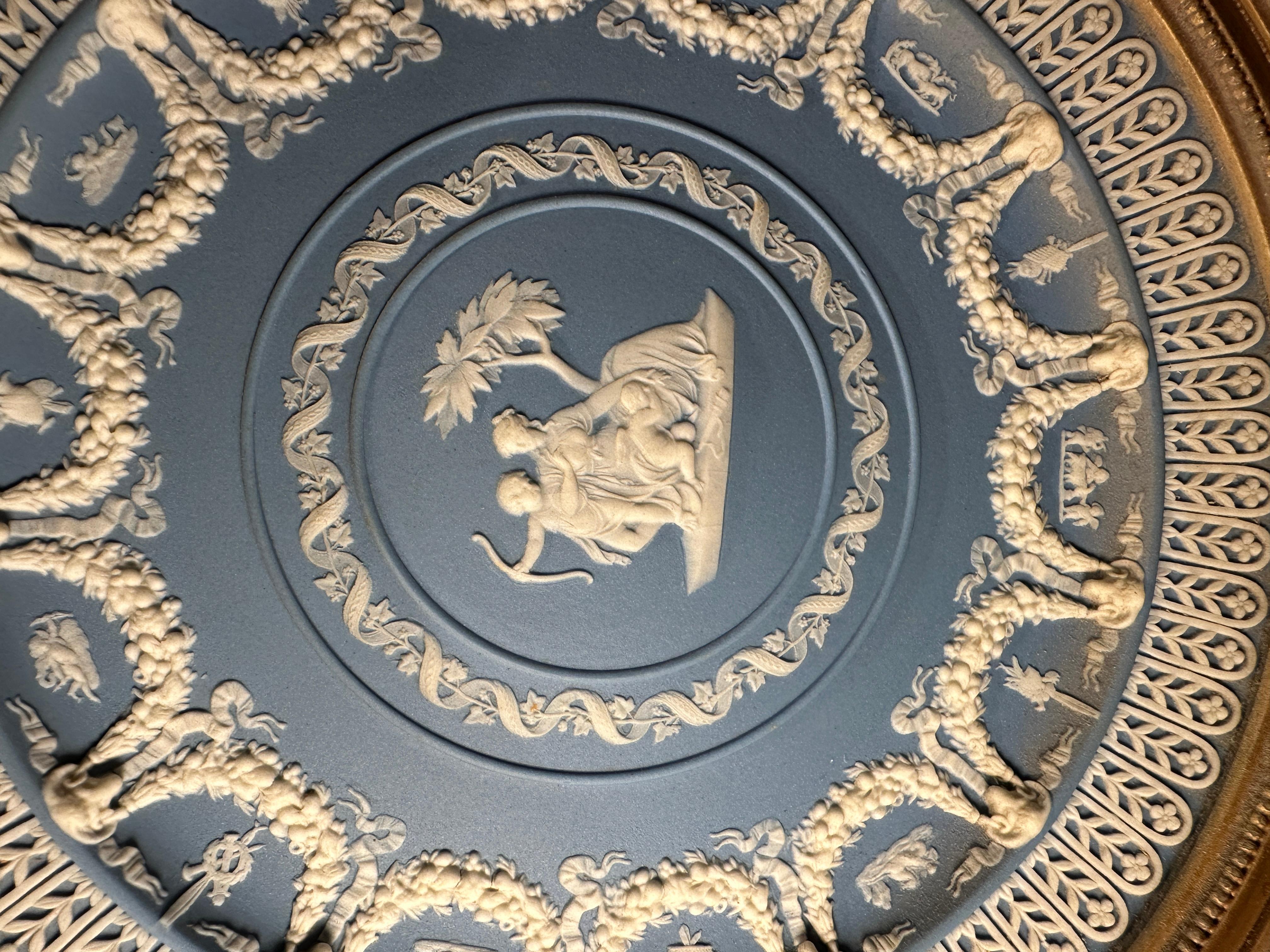 Paar gerahmte runde Wedgwood-Plaketten, um 1875.

Verso mit der Marke 
