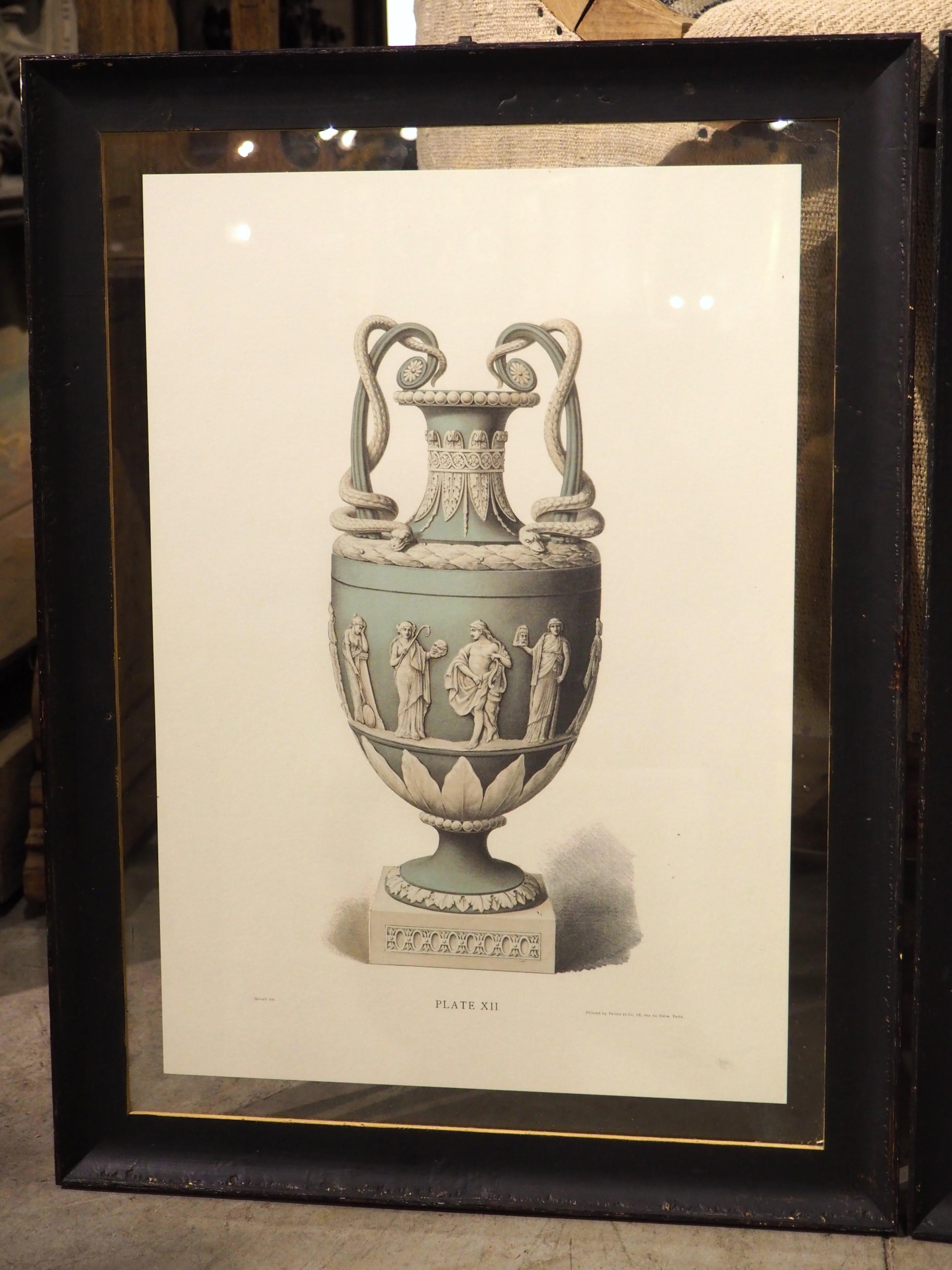 Attribuée à William Griggs, vers 1880, cette paire de lithographies dans des cadres noirs peints à la main représente un ensemble de vases amphora néoclassiques de Wedgwood. Les deux tirages sont réalisés sur du papier crème. Les vases présentent