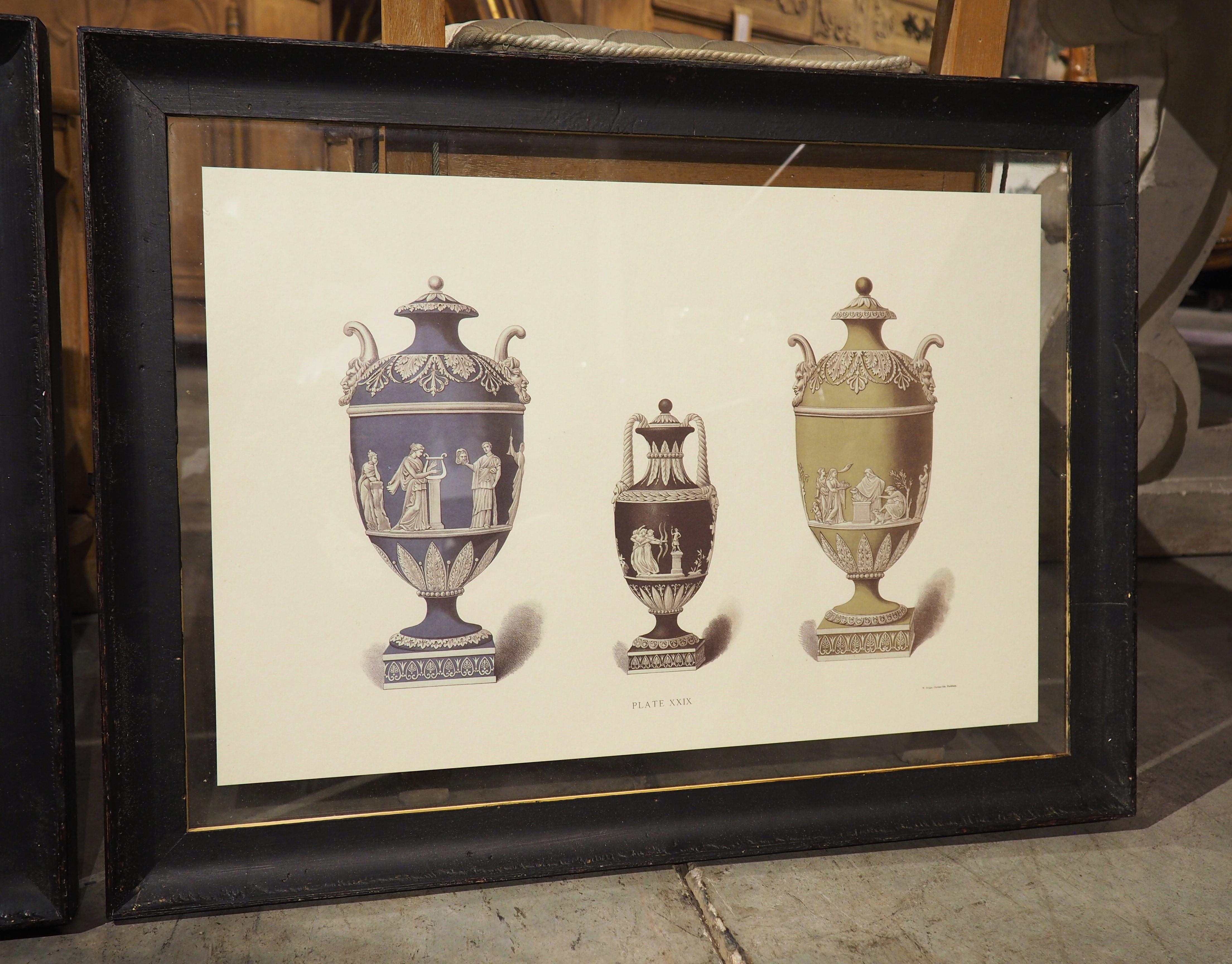 Atribuidas a William Griggs, hacia 1880, este par de litografías en marcos negros pintados a mano representan un conjunto de jarrones ánfora neoclásicos de Wedgwood. Ambas impresiones están sobre papel crema, y los jarrones tienen colores de cuerpo