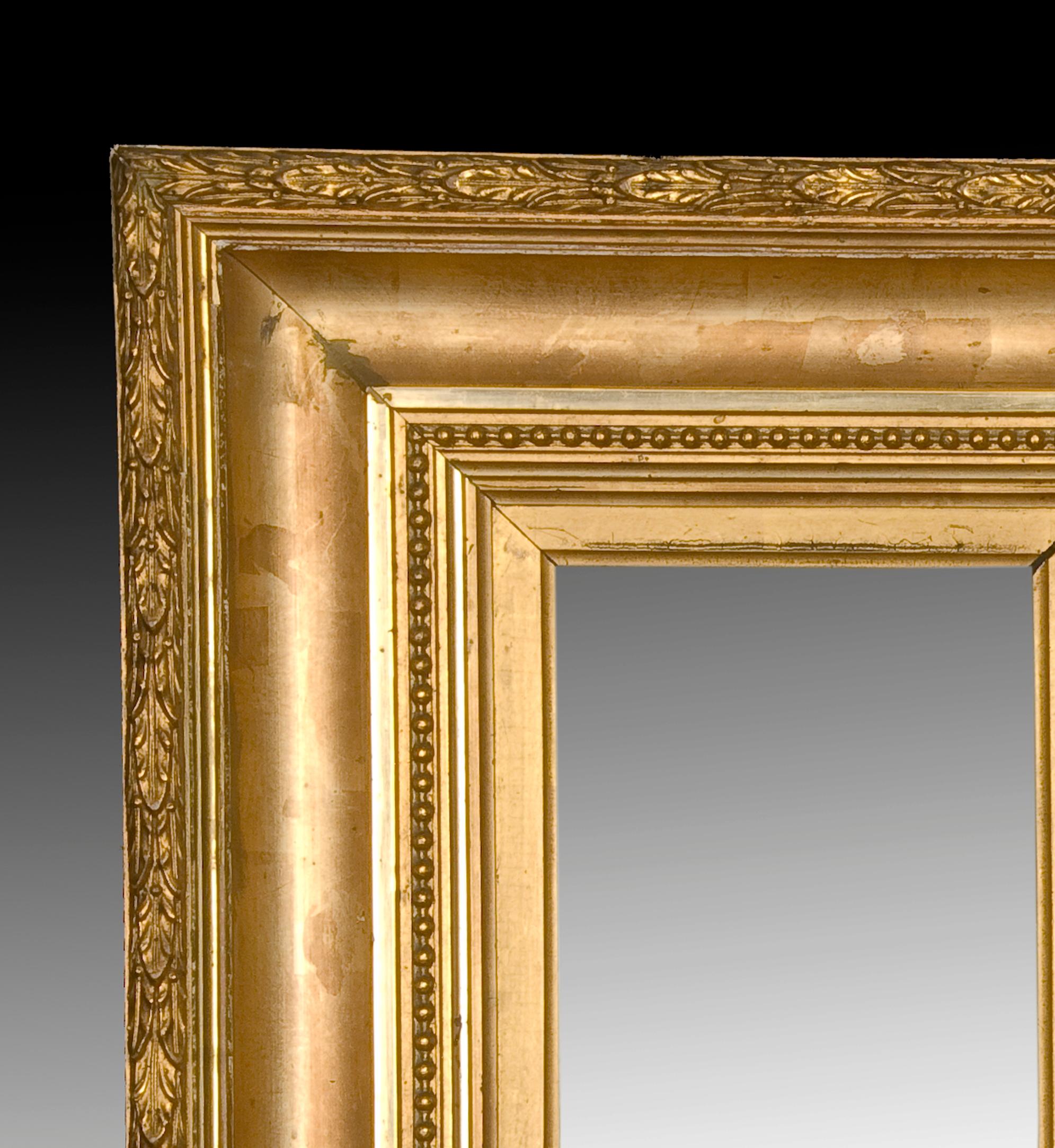 Couple of frames. Wood, stucco, 19th century.
Pair of rectangular frames made of carved and overcast wood decorated with a series of moldings of different widths, some smooth and flat, others smooth and curved and two decorated with elements of