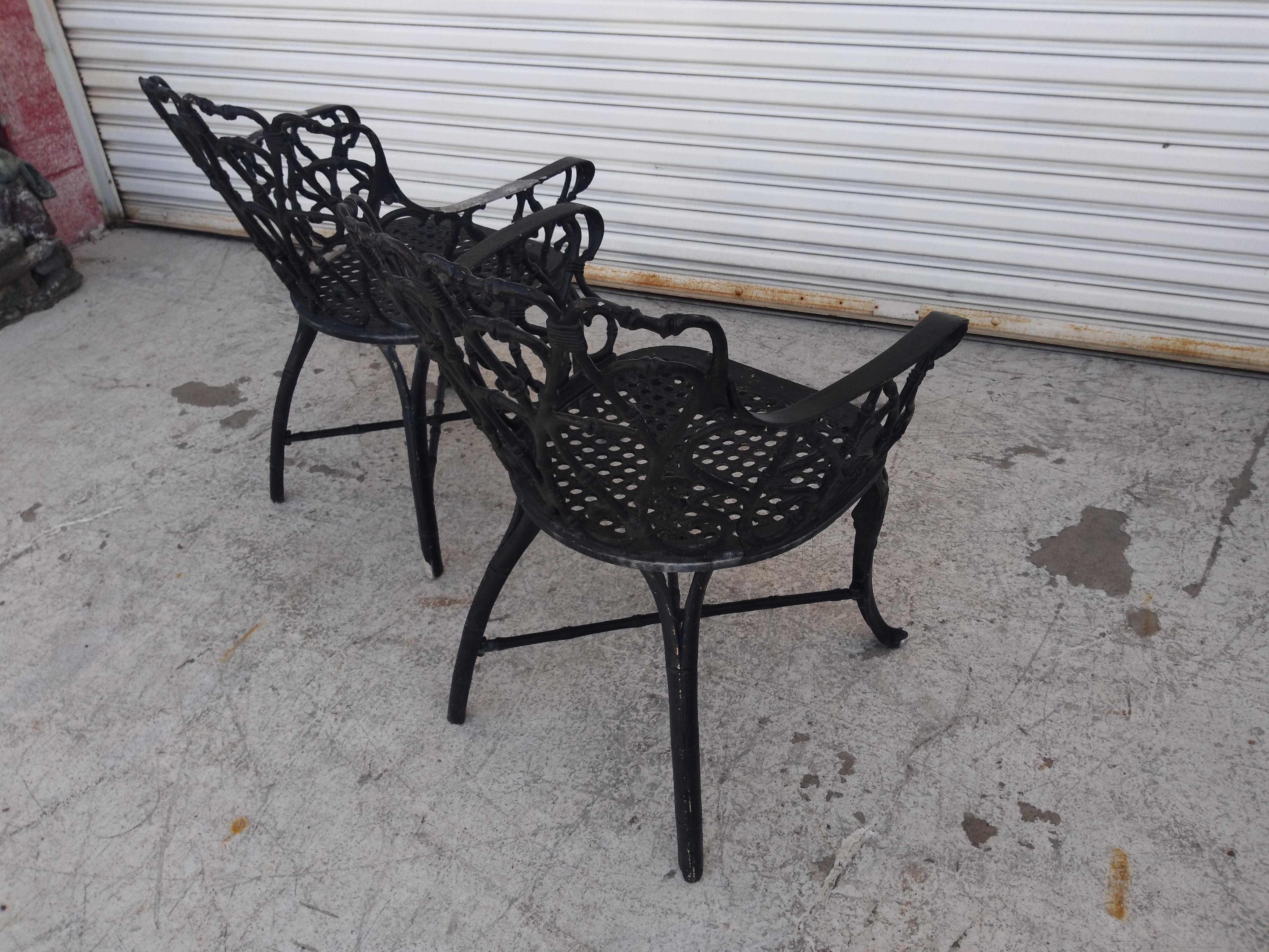 Coppia di poltrone in alluminio fuso in stile Frances Elkins In condizioni buone in vendita a Pasadena, TX