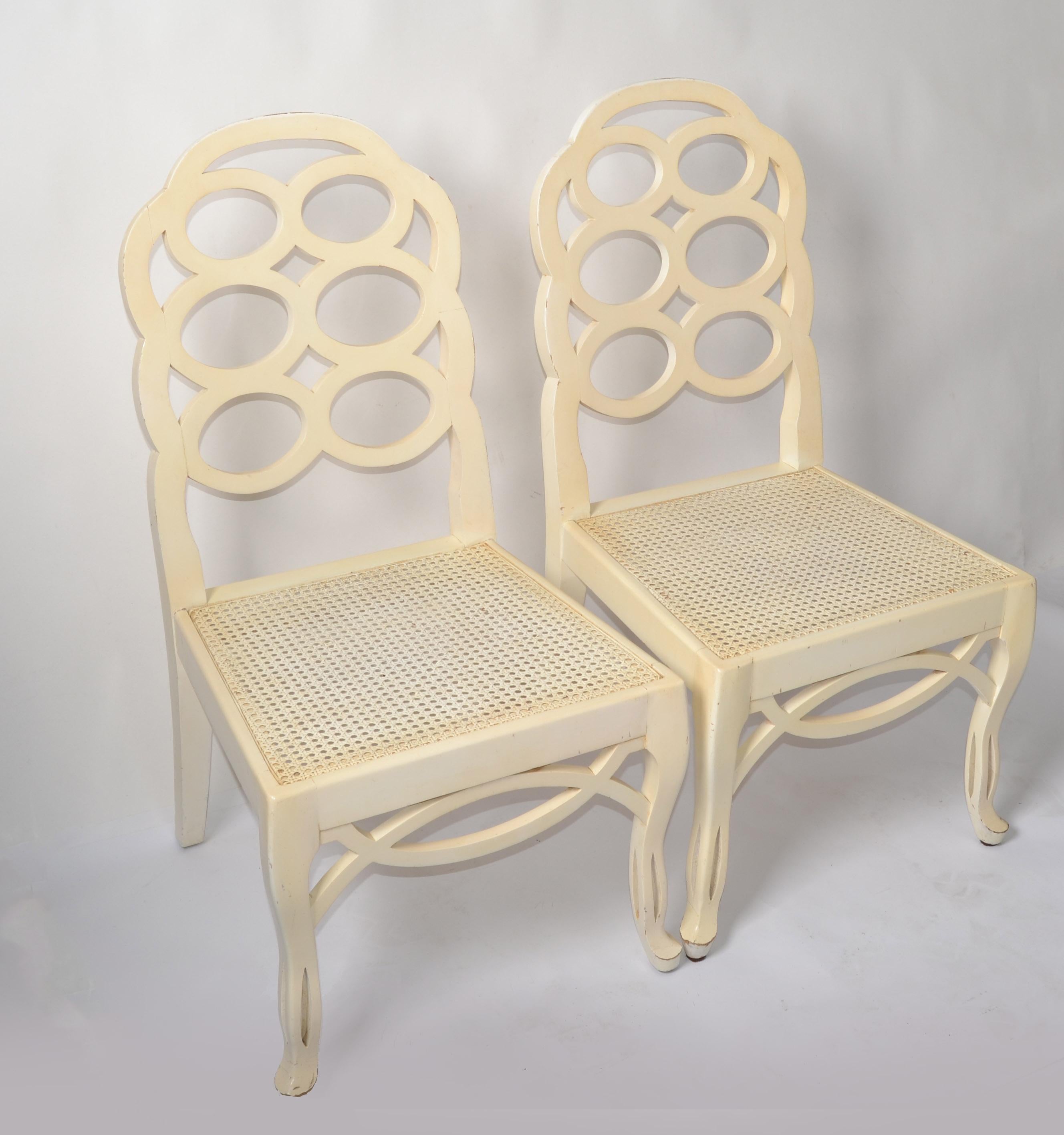 Espagnol Paire de chaises d'appoint Regency Frances Elkins en bois avec dossier en boucle et assise en rotin beige  en vente