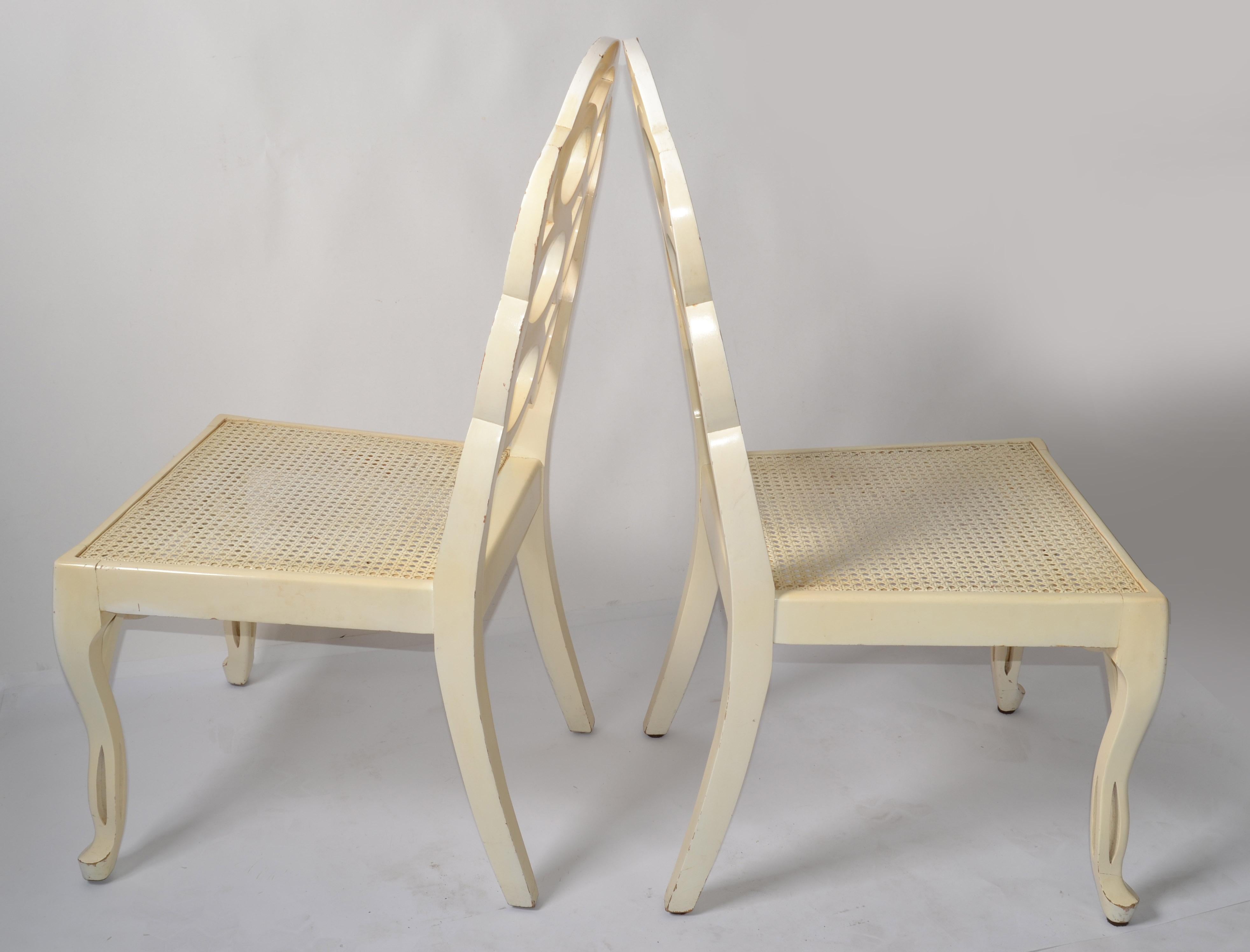 Paar Frances Elkins Holzschilfrohr-Sessel mit Schilfrohr-Rückenlehne und Beistellstühle in Beige, Regency  (Mitte des 20. Jahrhunderts) im Angebot