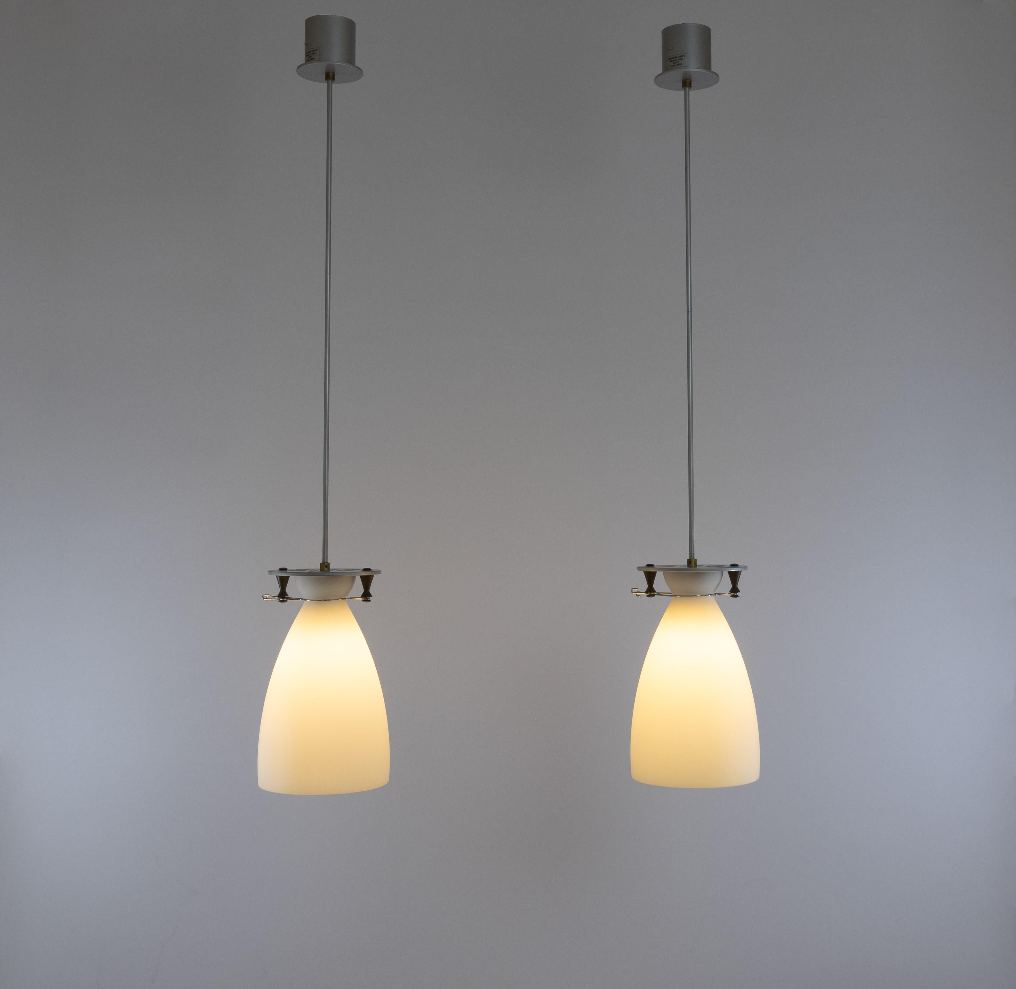 Coppia di pendenti Franceschina disegnati da Umberto Riva nel 1989 e prodotti da Fontana Arte.

Il diffusore è in vetro soffiato opalino satinato e la struttura è in alluminio grigio con dettagli in metallo. Una molla flessibile collega il diffusore