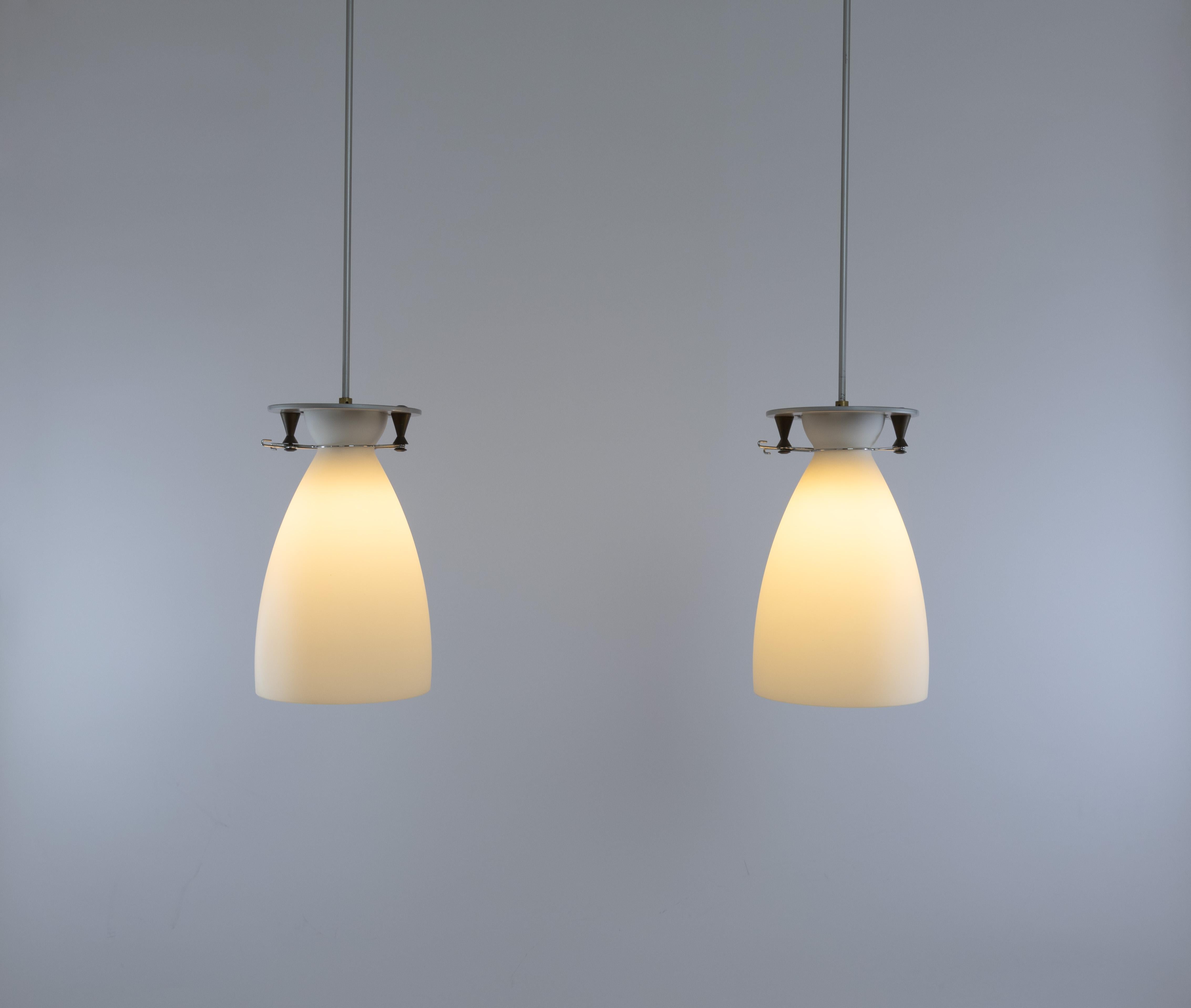 Italiano Coppia di pendenti Franceschina di Umberto Riva per Fontana Arte, anni '80 in vendita