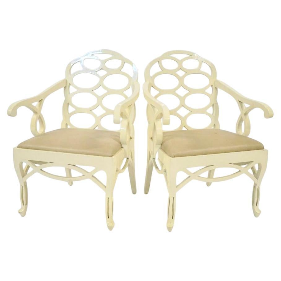 20e siècle Paire de chaises Looping de style Francis Elkin. Les chaises sont dotées d'une structure crème laquée et d'une assise recouverte de cuir. Les chaises sont des meubles élégants et distinctifs qui incarnent les principes de conception