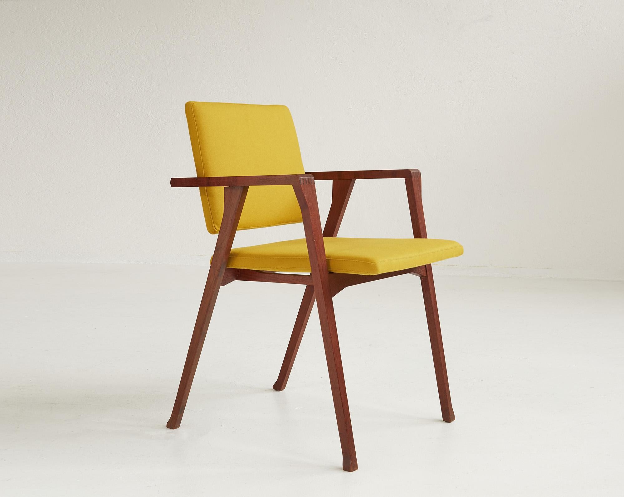 Paire de chaises Luisa en teck de Franco Albini pour Poggi, Italie 1955

Ces chaises de salle à manger intemporelles et minimalistes avec accoudoirs sont dotées d'une structure en bois de teck aux détails et à la qualité d'exécution remarquables.