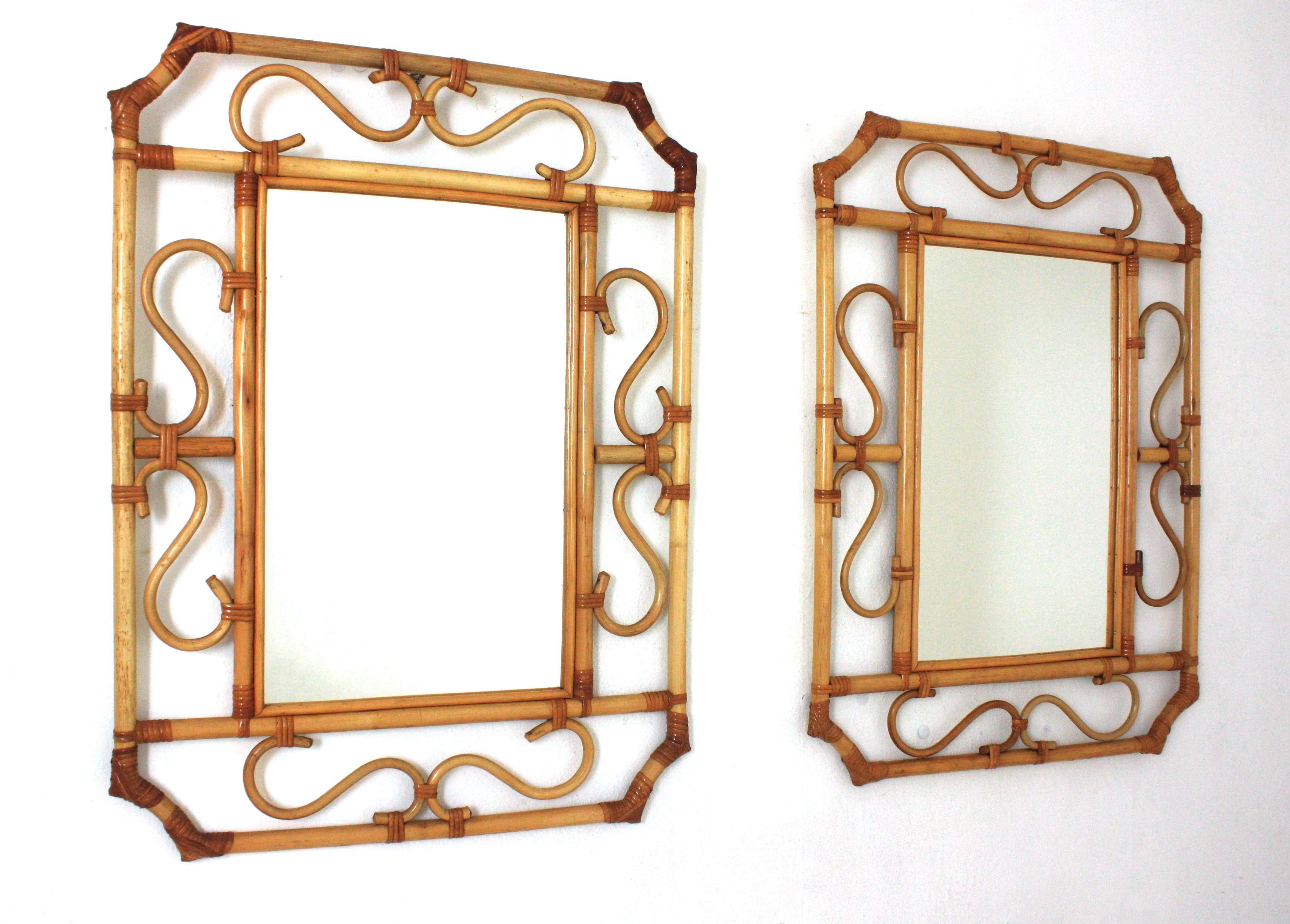 Paire de miroirs muraux en rotin, style Franco Albini. Italie, années 1960.
Octogonal  Les cadres sont ornés de détails décoratifs en forme de volutes entourant un verre central rectangulaire.
Ces miroirs ont tout le goût de la Riviera