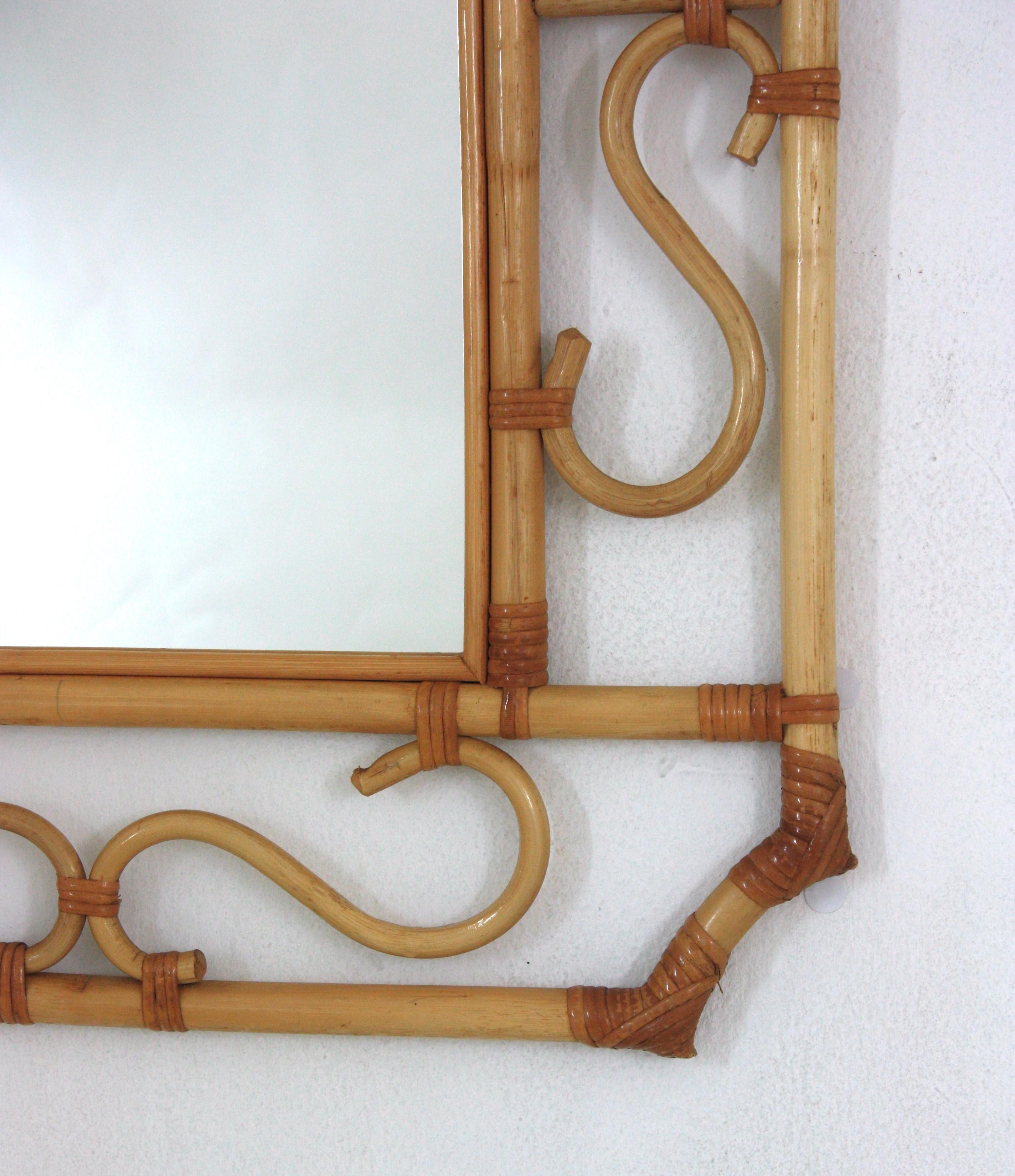 Bambou Paire de grands miroirs octogonaux en rotin de style Franco Albini, Italie, années 60 en vente