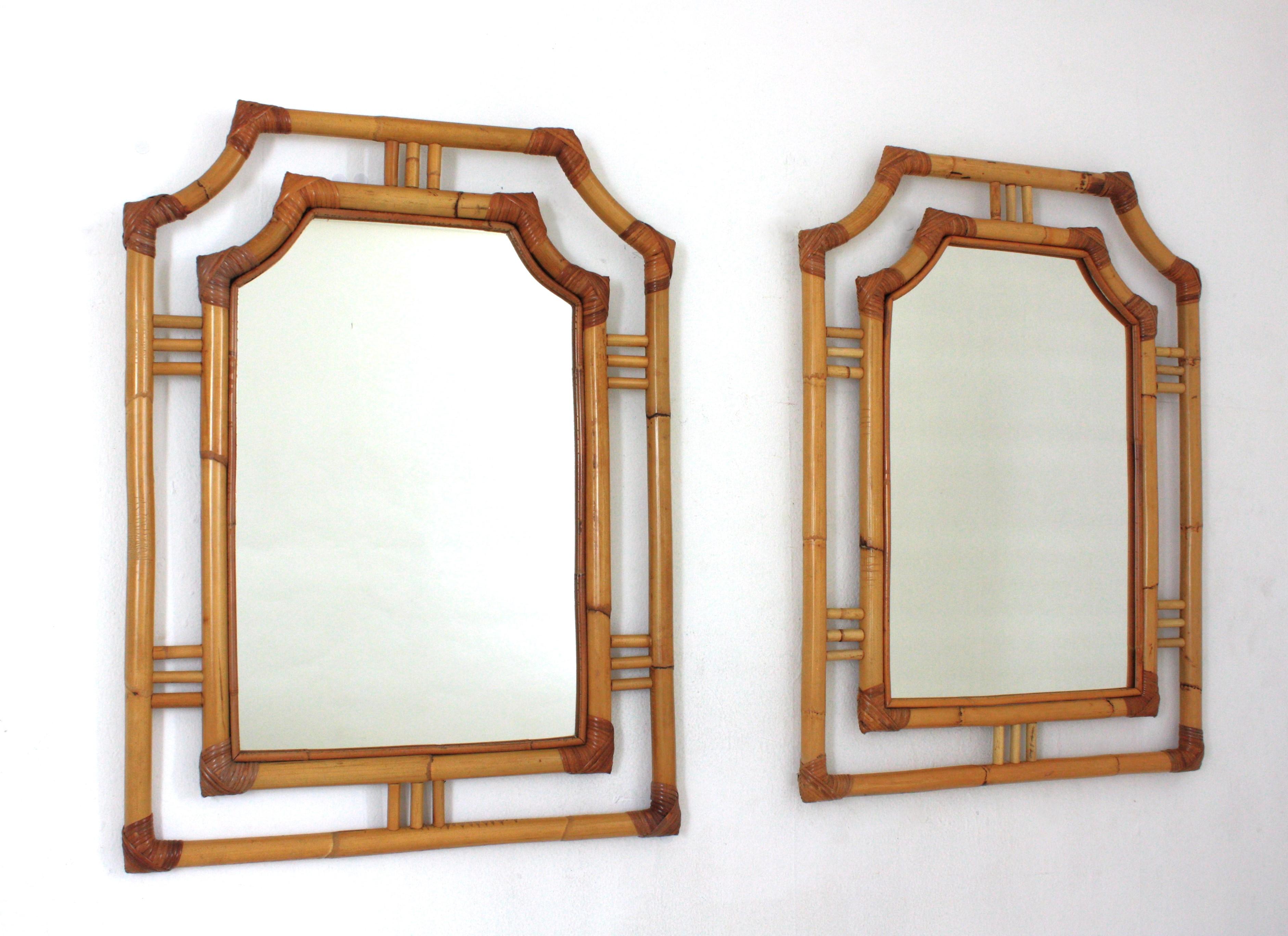 Paire de miroirs pagodes en rotin italien, style Franco Albini, années 1960
Miroirs rectangulaires en rotin de style pagode avec accents orientaux. 
Italie, 1960
Cadres en rotin à double couche avec des détails décoratifs géométriques entourant un