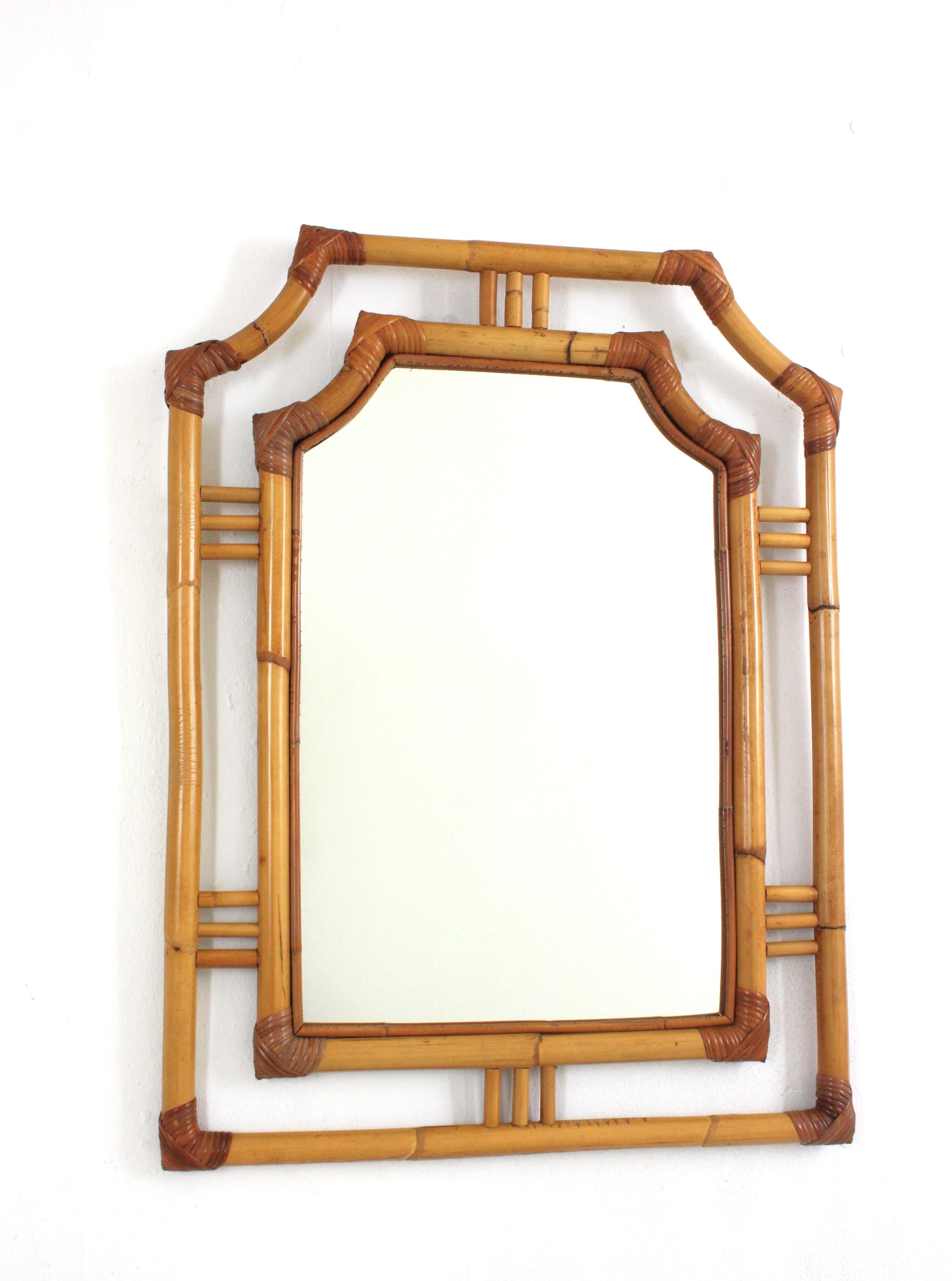 italien Paire de grands miroirs en forme de pagode en rotin, style Franco Albini, Italie, années 60 en vente