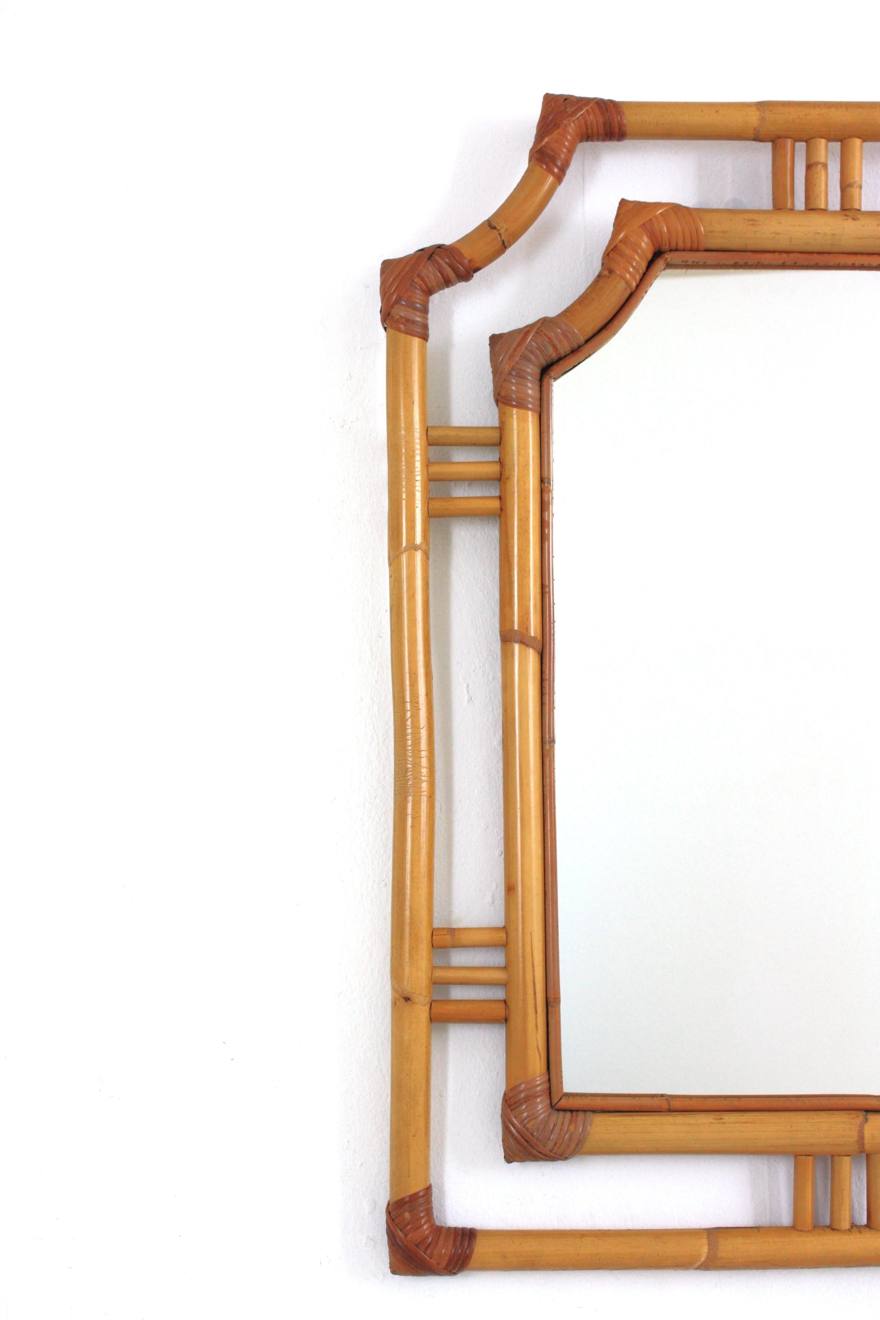Fait main Paire de grands miroirs en forme de pagode en rotin, style Franco Albini, Italie, années 60 en vente