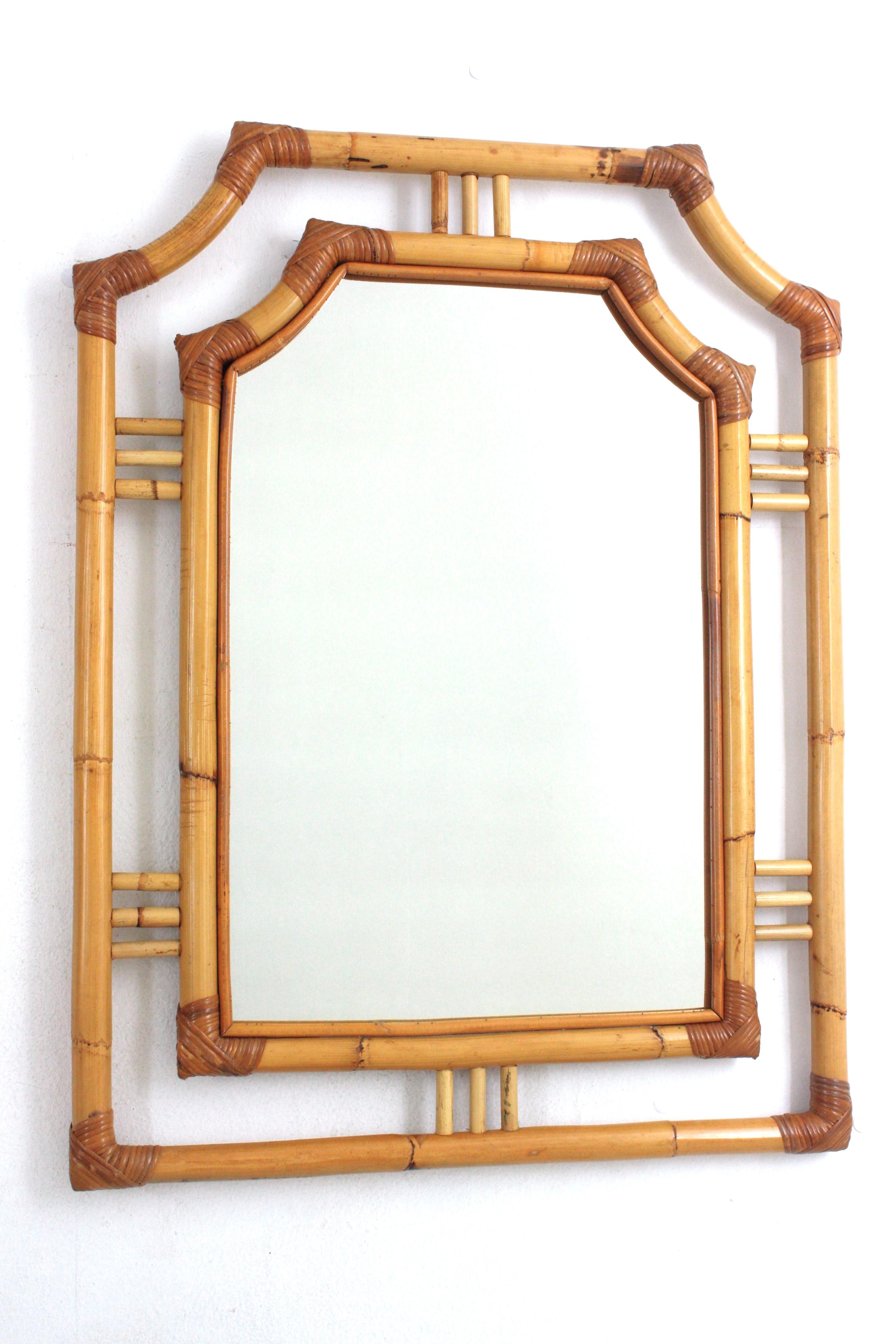 20ième siècle Paire de grands miroirs en forme de pagode en rotin, style Franco Albini, Italie, années 60 en vente