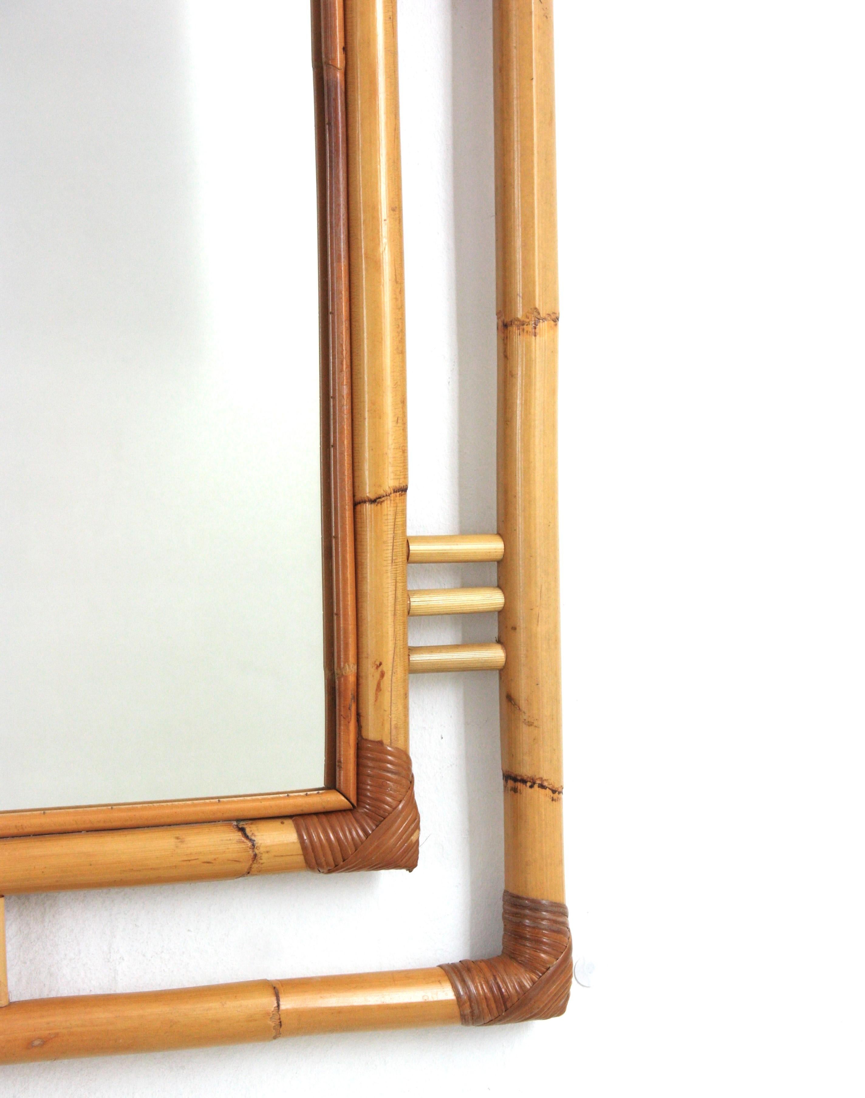 Bambou Paire de grands miroirs en forme de pagode en rotin, style Franco Albini, Italie, années 60 en vente
