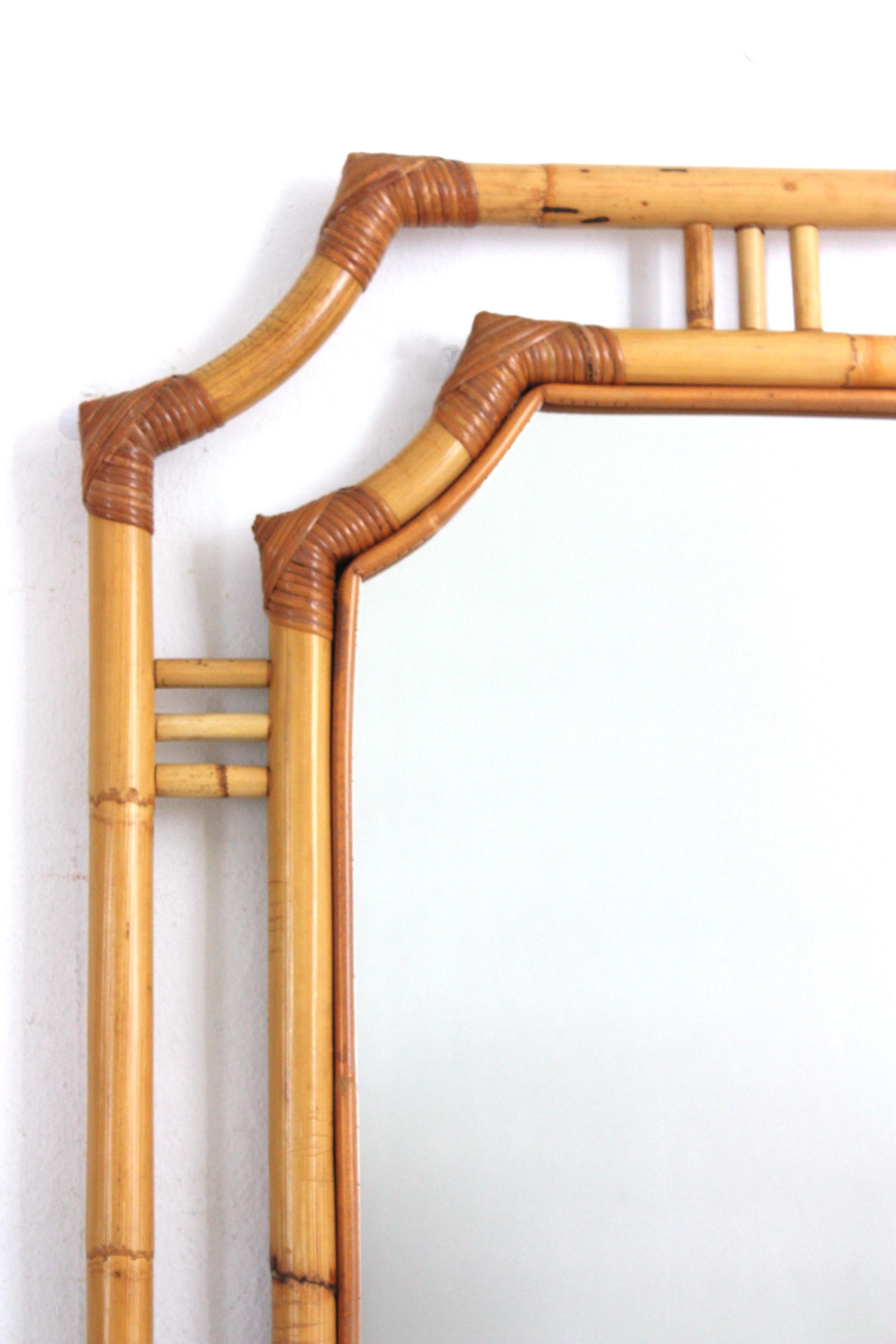 Paire de grands miroirs en forme de pagode en rotin, style Franco Albini, Italie, années 60 en vente 1