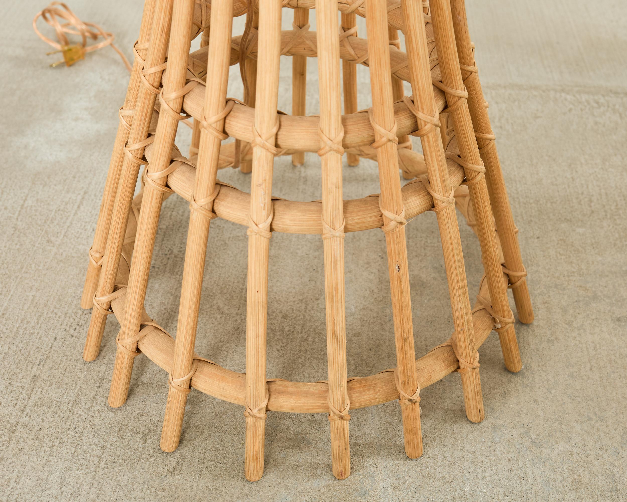 Paire de lampadaires en rotin moderne organique de style Franco Albini en vente 6